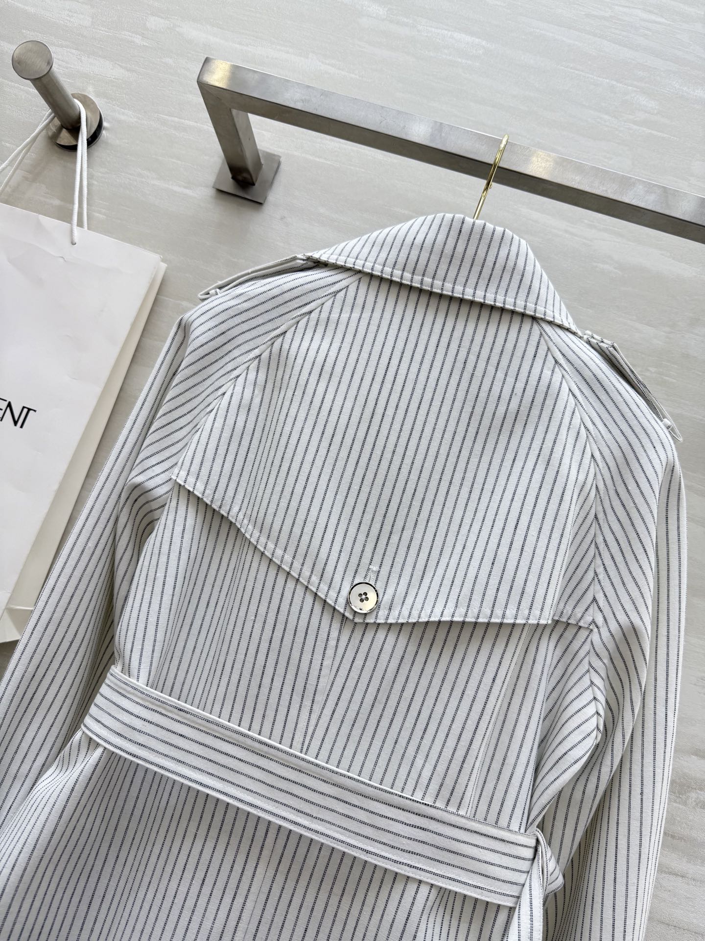 #ysl²⁵秋冬新款 翻领条纹风衣外套 轻松解锁高级大女主穿搭 高品质定制 现货首发size：S/M/L