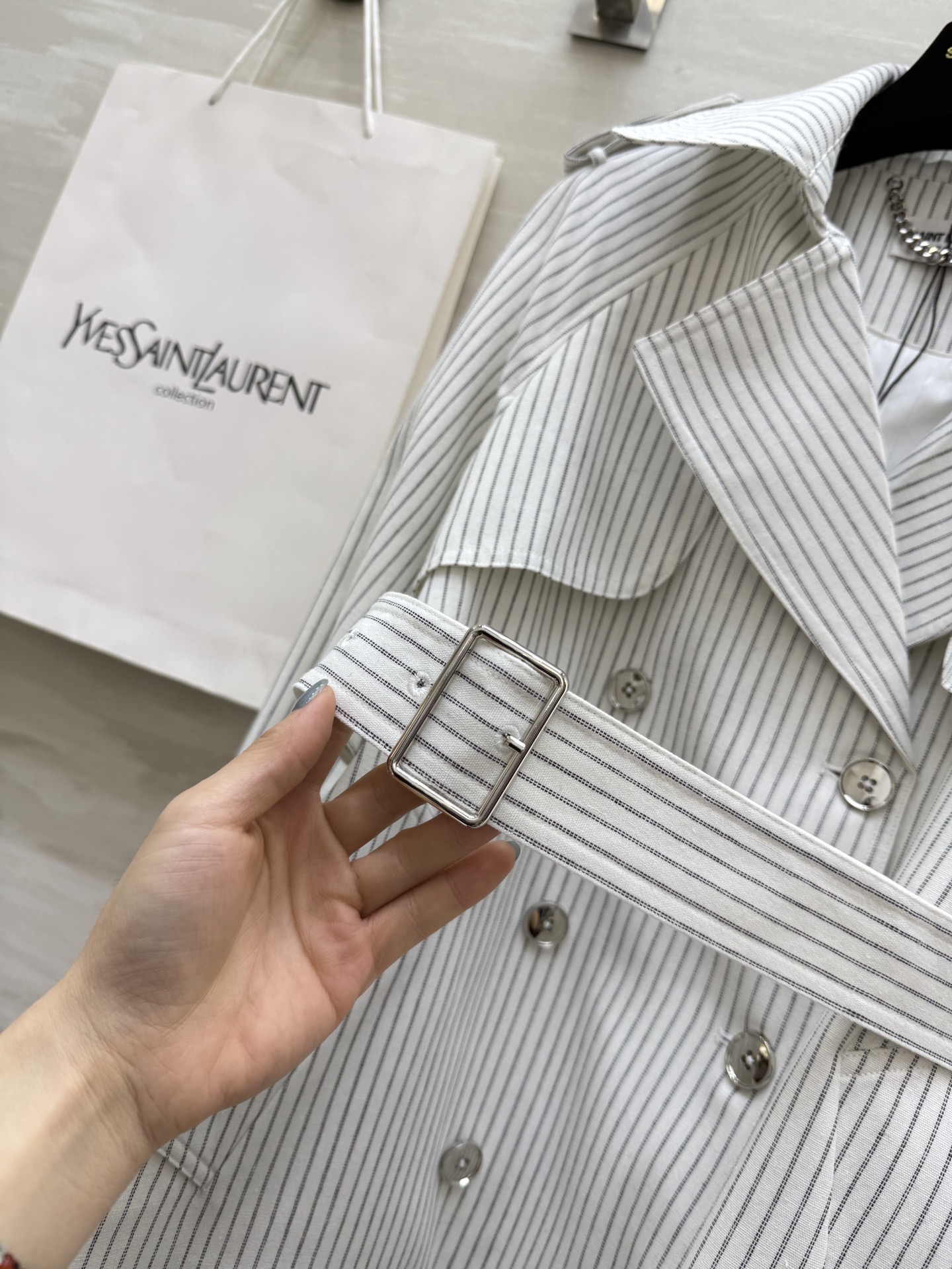 #ysl²⁵秋冬新款 翻领条纹风衣外套 轻松解锁高级大女主穿搭 高品质定制 现货首发size：S/M/L