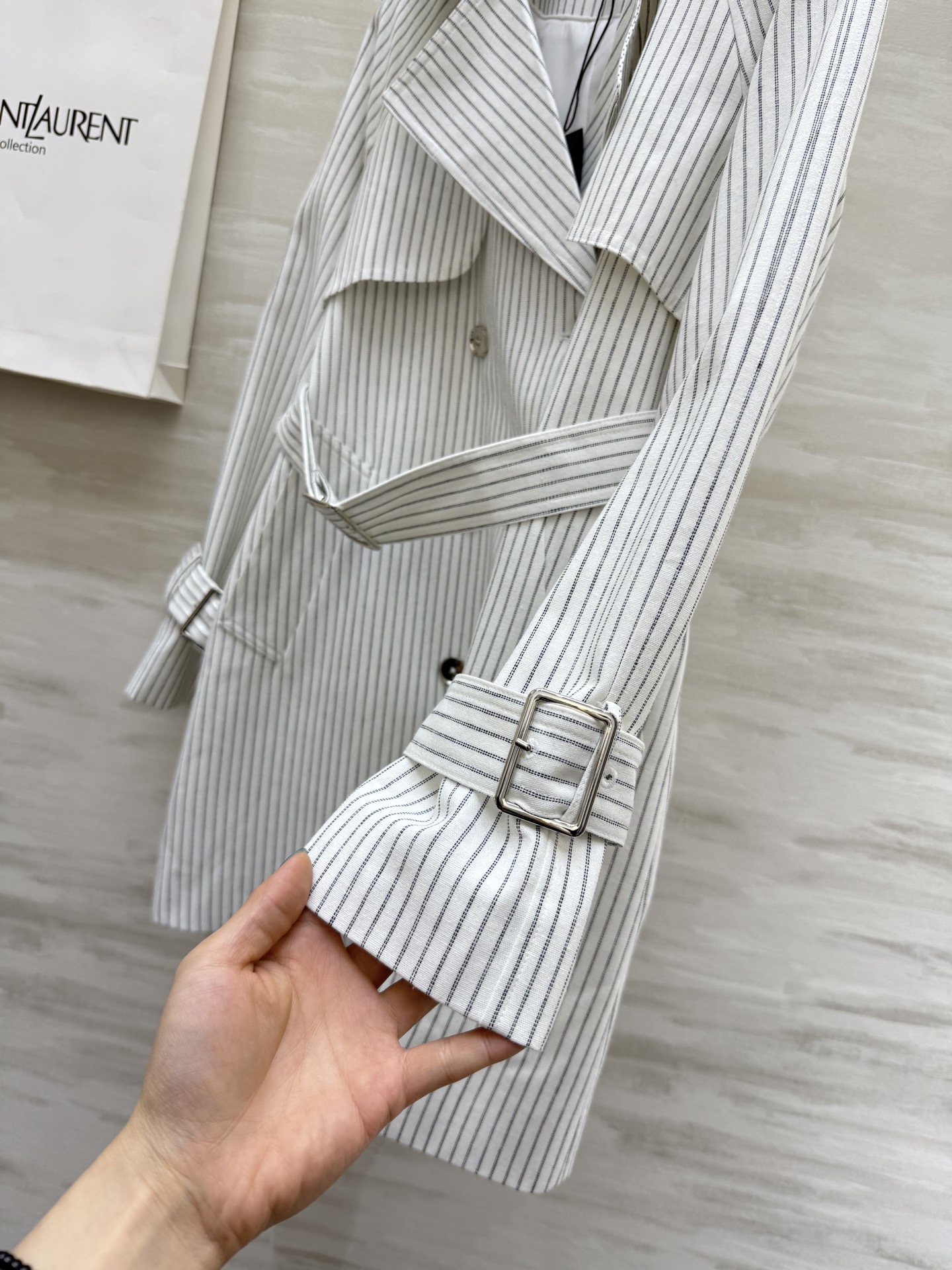 #ysl²⁵秋冬新款 翻领条纹风衣外套 轻松解锁高级大女主穿搭 高品质定制 现货首发size：S/M/L