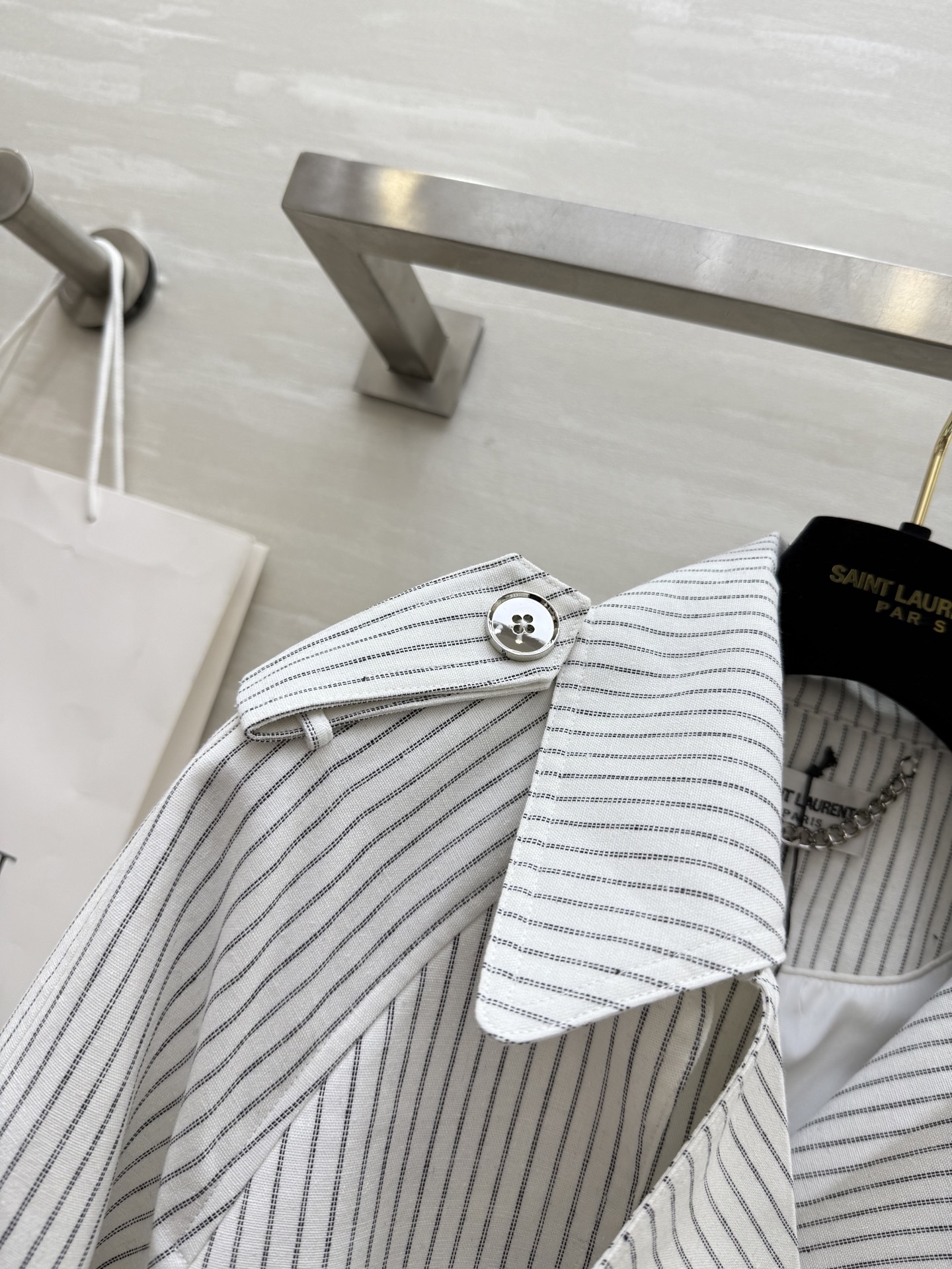 #ysl²⁵秋冬新款 翻领条纹风衣外套 轻松解锁高级大女主穿搭 高品质定制 现货首发size：S/M/L