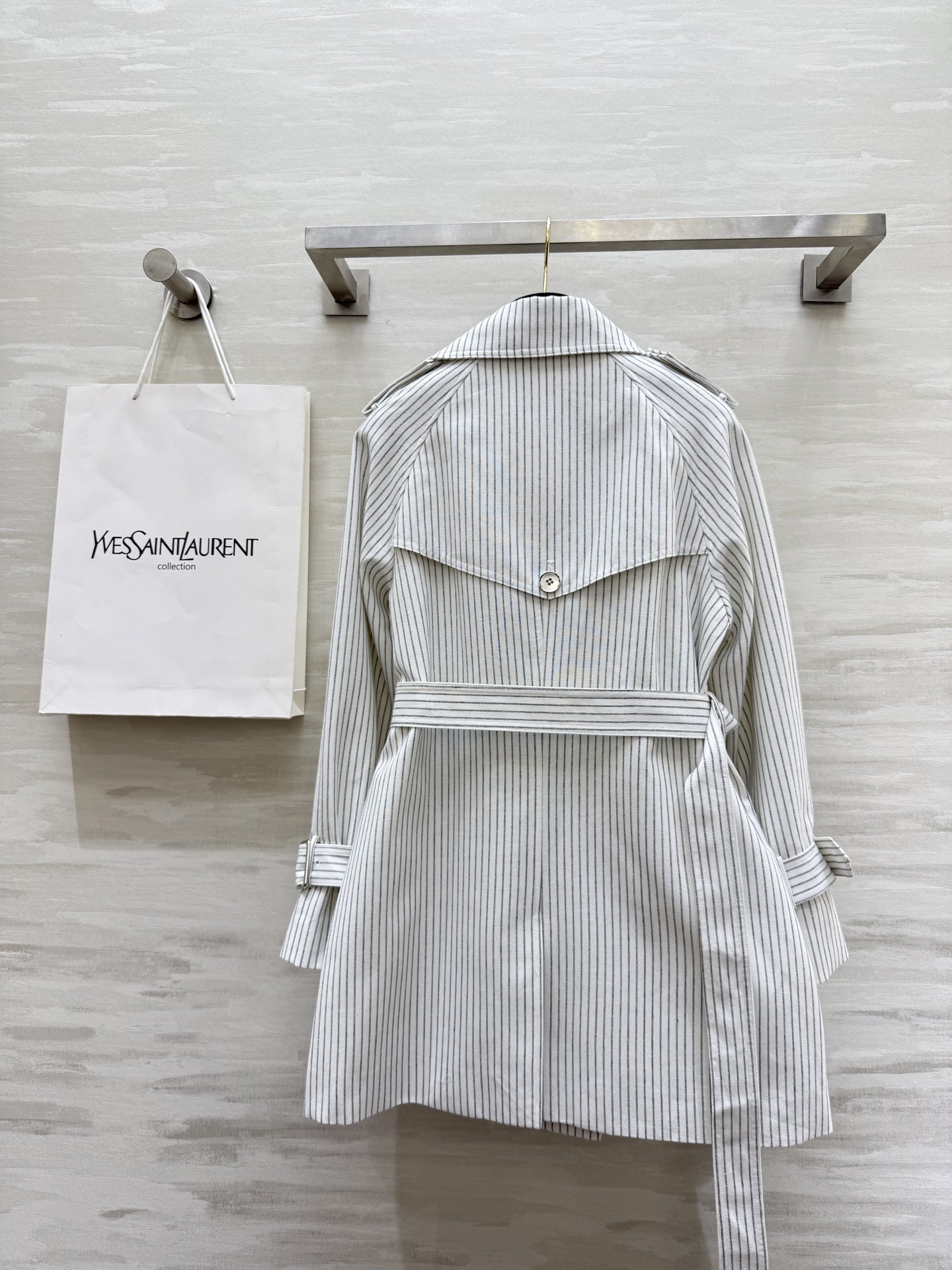 #ysl²⁵秋冬新款 翻领条纹风衣外套 轻松解锁高级大女主穿搭 高品质定制 现货首发size：S/M/L