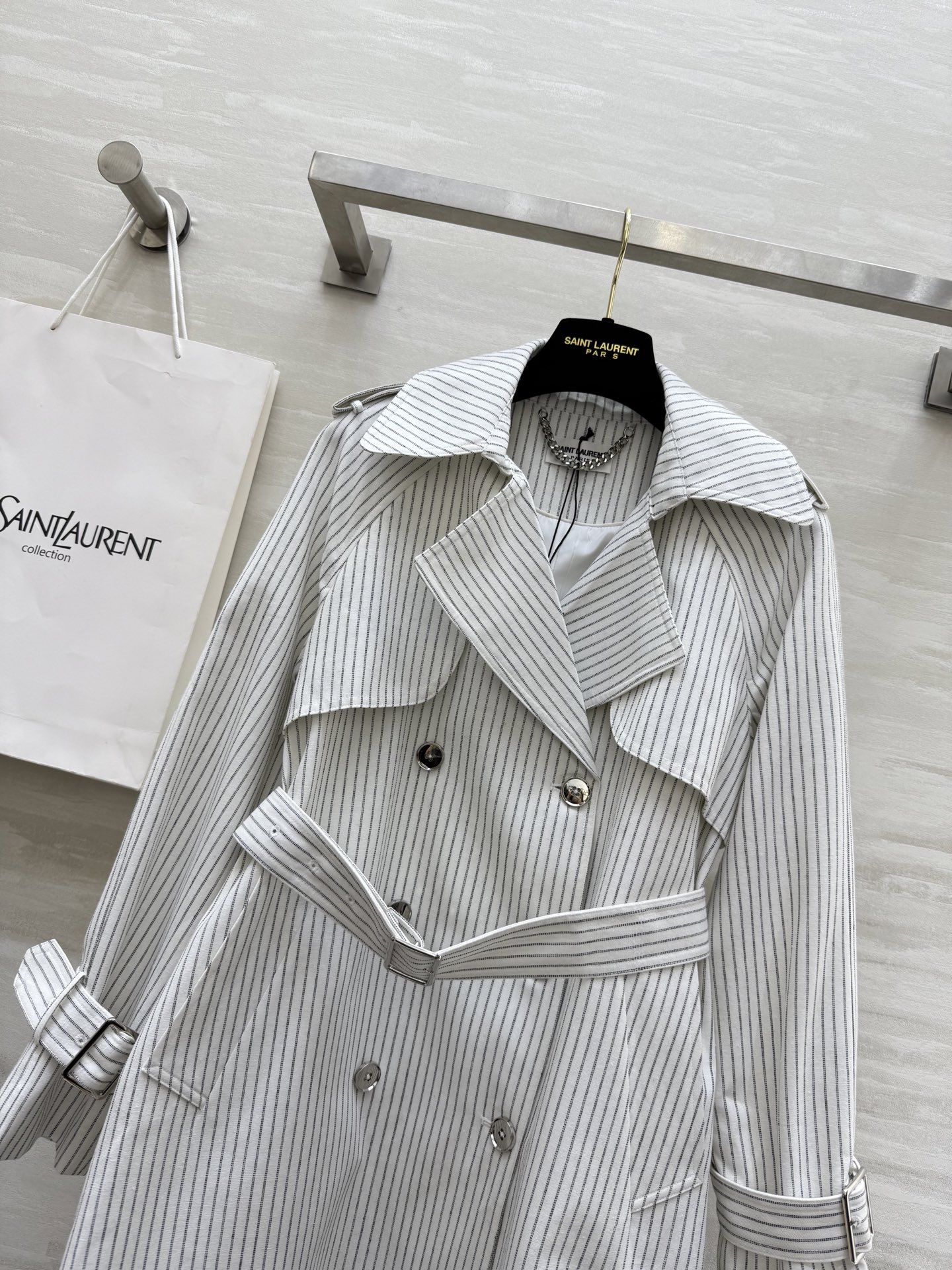 #ysl²⁵秋冬新款 翻领条纹风衣外套 轻松解锁高级大女主穿搭 高品质定制 现货首发size：S/M/L