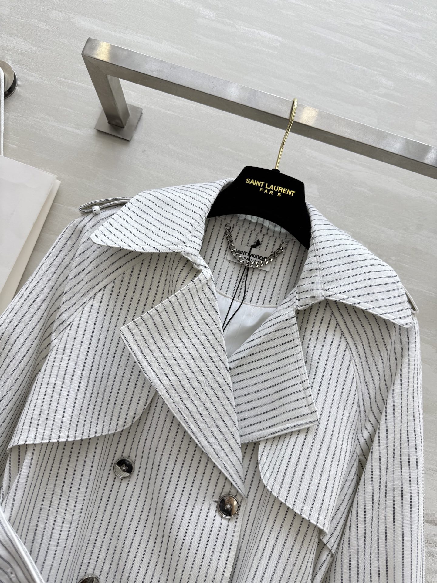 #ysl²⁵秋冬新款 翻领条纹风衣外套 轻松解锁高级大女主穿搭 高品质定制 现货首发size：S/M/L