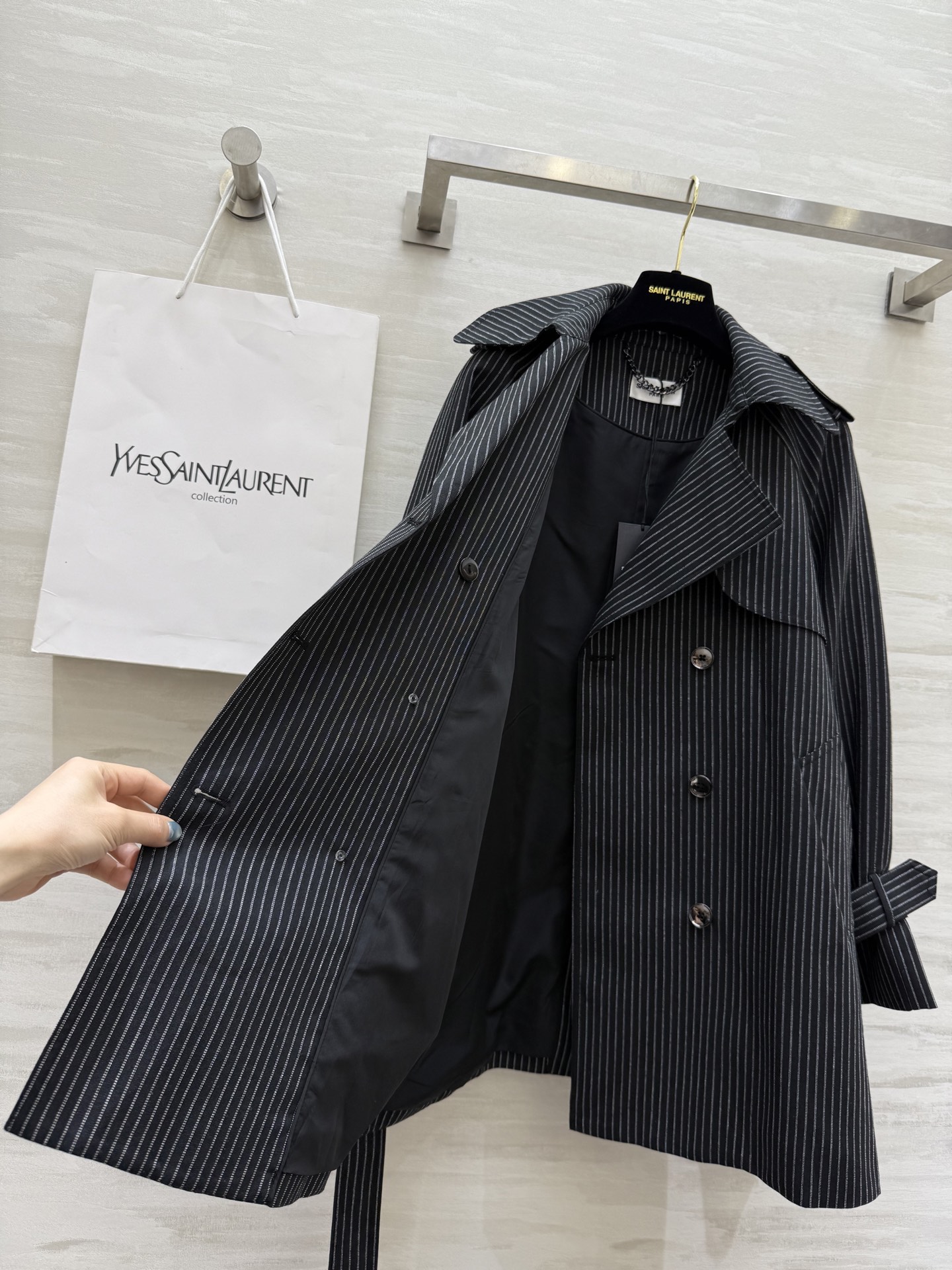 #ysl²⁵秋冬新款 翻领条纹风衣外套 轻松解锁高级大女主穿搭 高品质定制 现货首发size：S/M/L