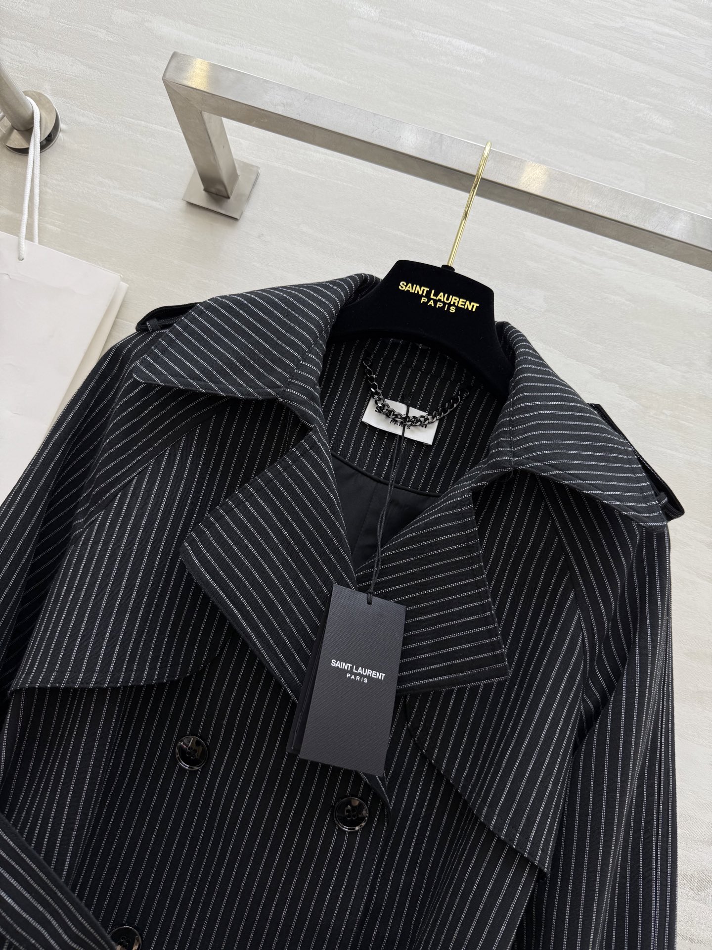 #ysl²⁵秋冬新款 翻领条纹风衣外套 轻松解锁高级大女主穿搭 高品质定制 现货首发size：S/M/L