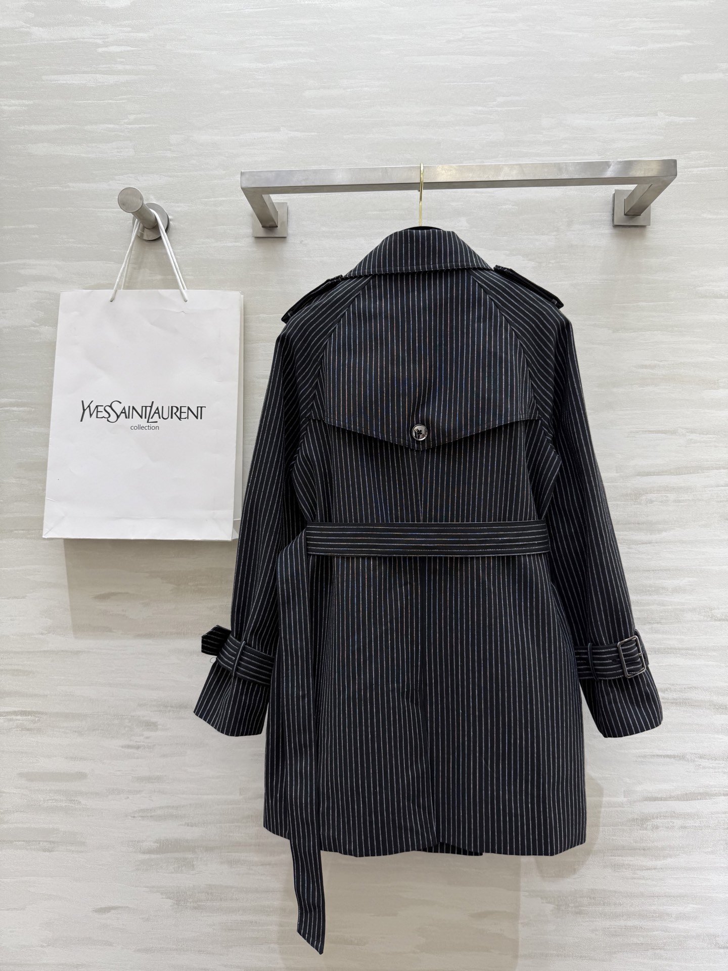 #ysl²⁵秋冬新款 翻领条纹风衣外套 轻松解锁高级大女主穿搭 高品质定制 现货首发size：S/M/L