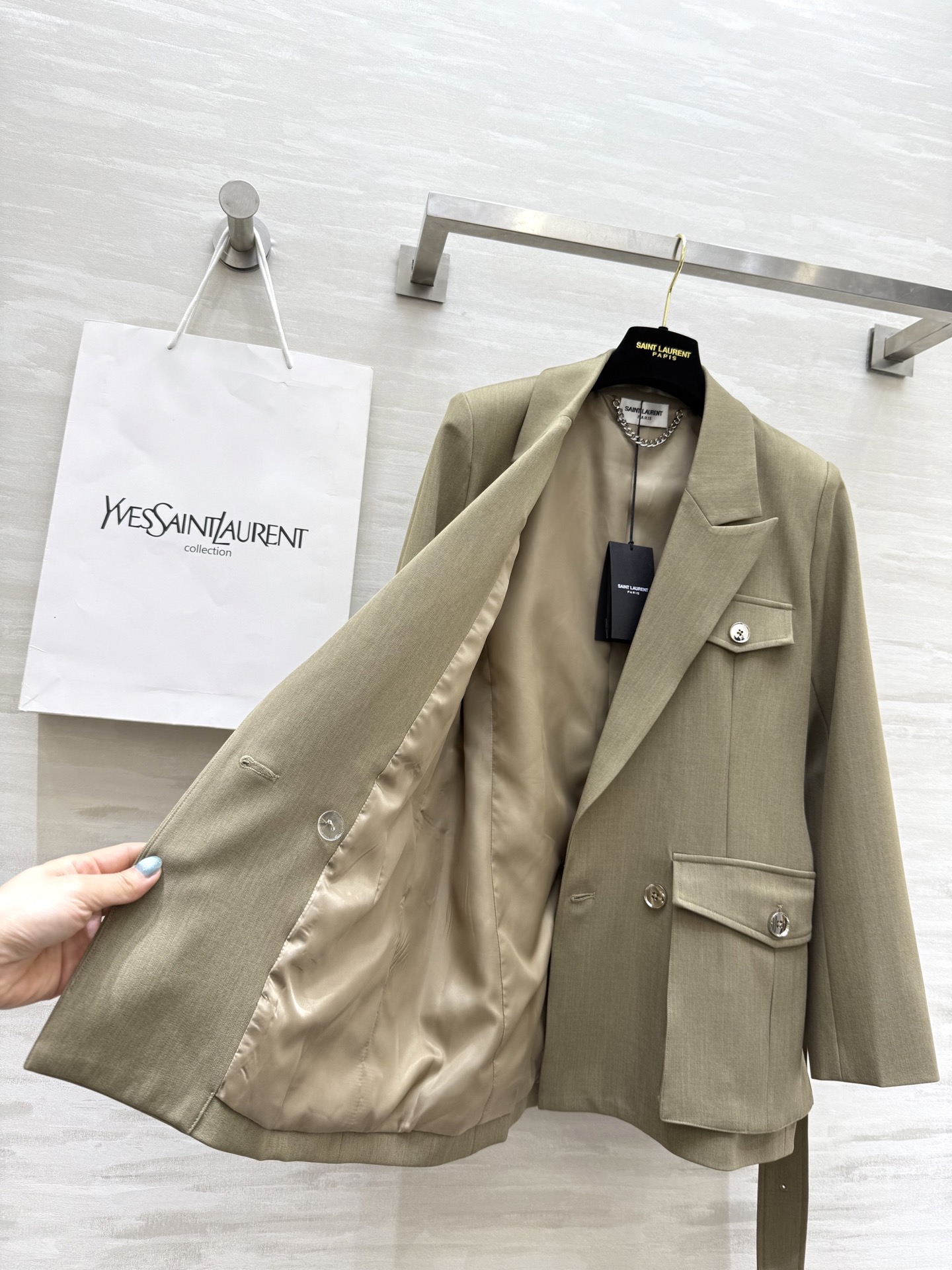 #ysl²⁵秋冬新款帅气工装风西装外套 前片工装贴袋 帅气翻领领子 本布腰带绑出腰线 几种结构完美的匹配