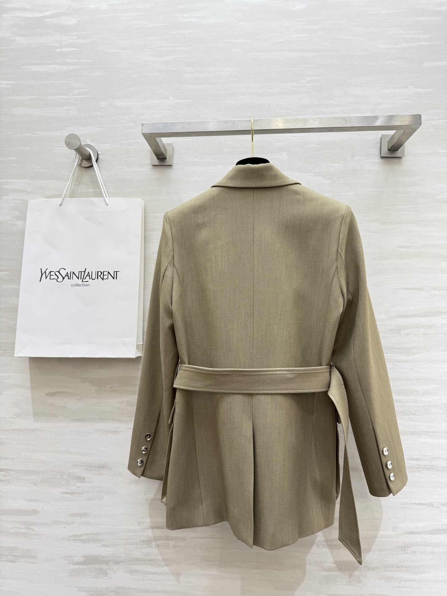 #ysl²⁵秋冬新款帅气工装风西装外套 前片工装贴袋 帅气翻领领子 本布腰带绑出腰线 几种结构完美的匹配