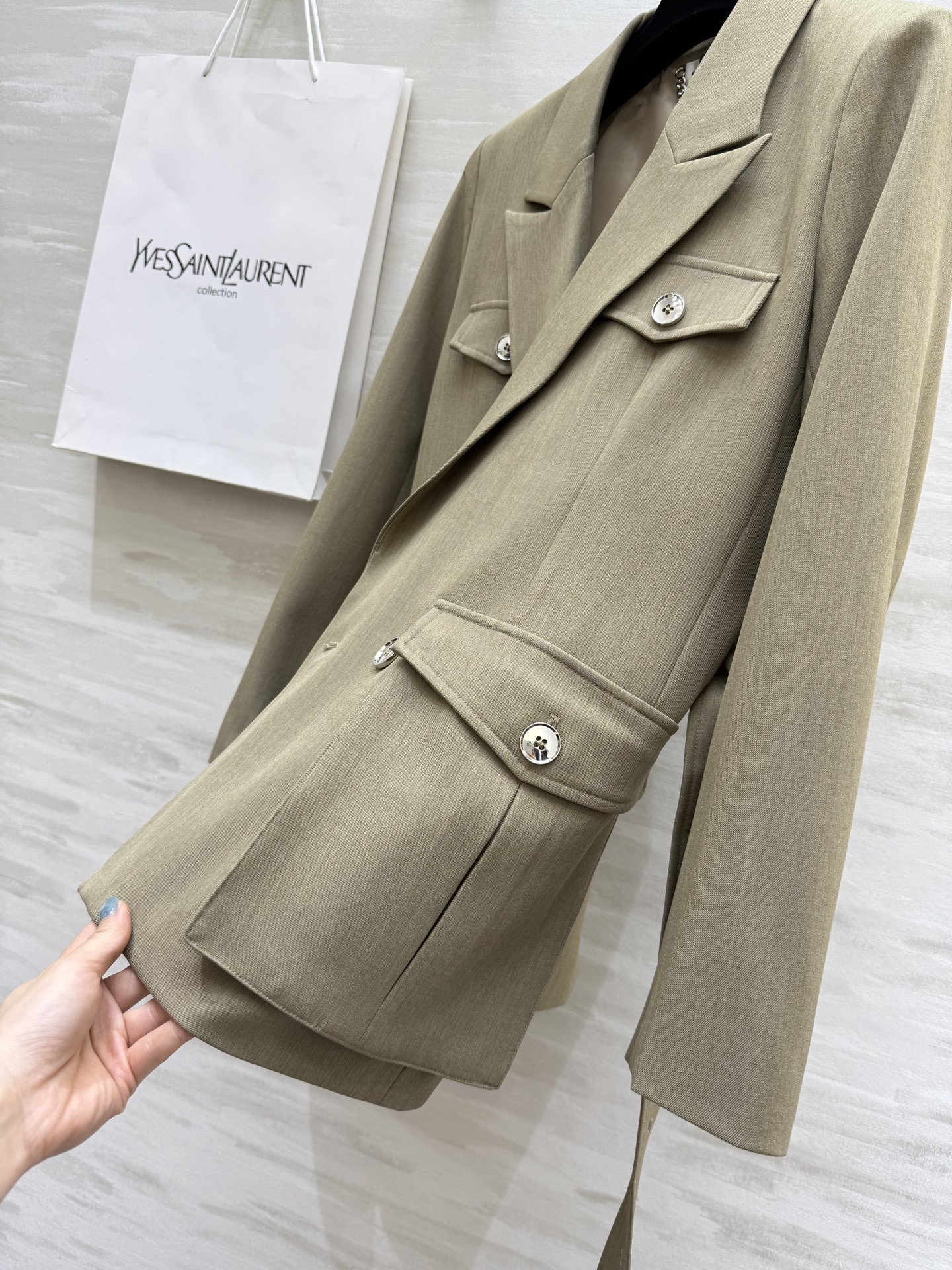 #ysl²⁵秋冬新款帅气工装风西装外套 前片工装贴袋 帅气翻领领子 本布腰带绑出腰线 几种结构完美的匹配