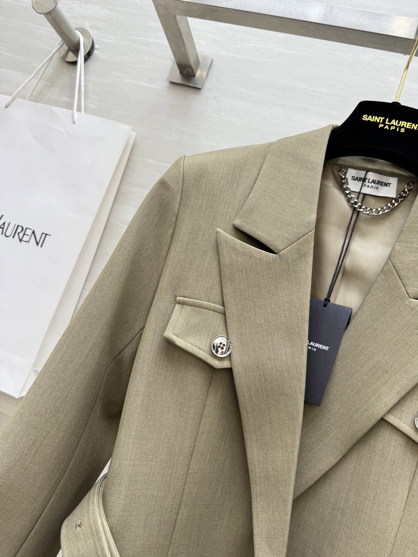 #ysl²⁵秋冬新款帅气工装风西装外套 前片工装贴袋 帅气翻领领子 本布腰带绑出腰线 几种结构完美的匹配