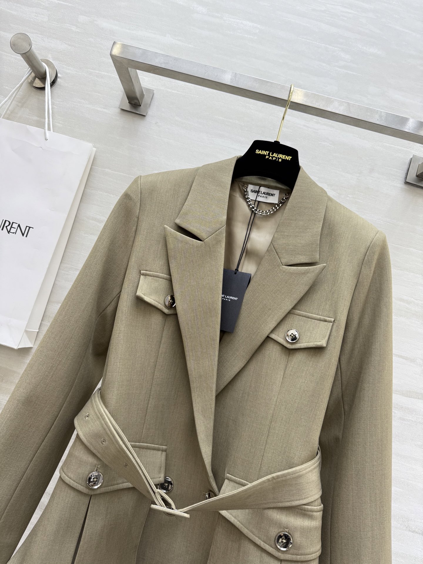 #ysl²⁵秋冬新款帅气工装风西装外套 前片工装贴袋 帅气翻领领子 本布腰带绑出腰线 几种结构完美的匹配