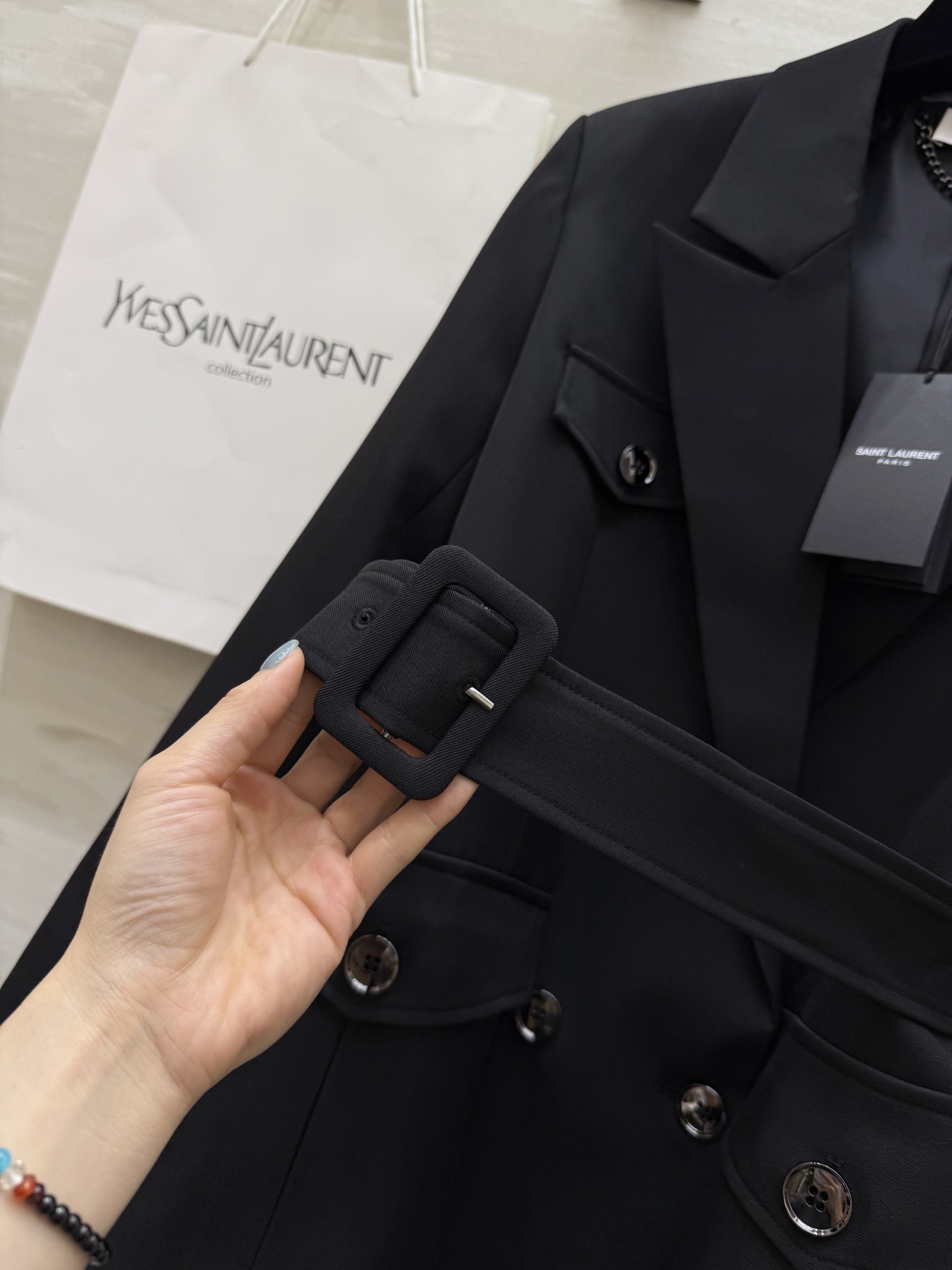 #ysl²⁵秋冬新款帅气工装风西装外套 前片工装贴袋 帅气翻领领子 本布腰带绑出腰线 几种结构完美的匹配