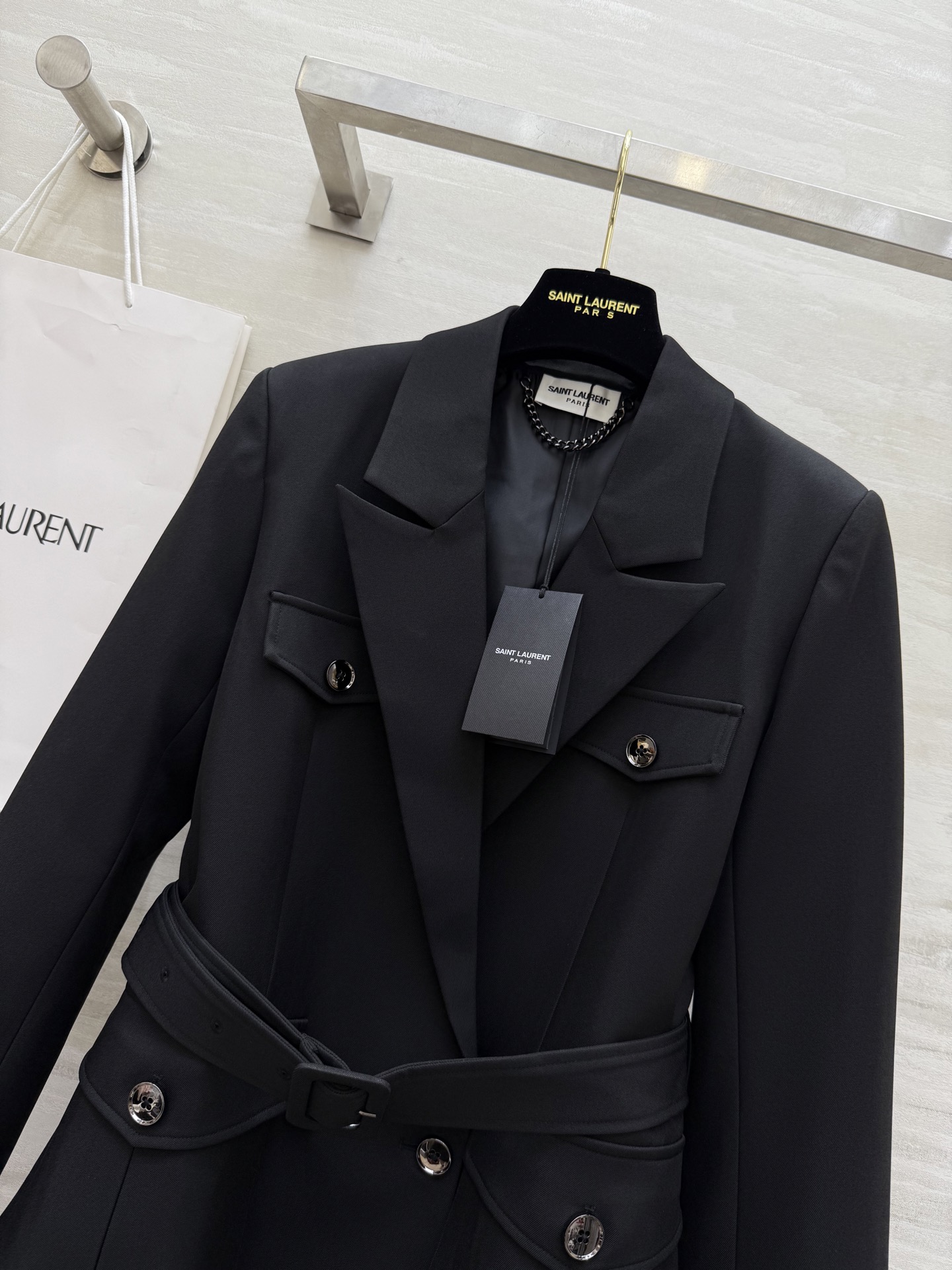 #ysl²⁵秋冬新款帅气工装风西装外套 前片工装贴袋 帅气翻领领子 本布腰带绑出腰线 几种结构完美的匹配