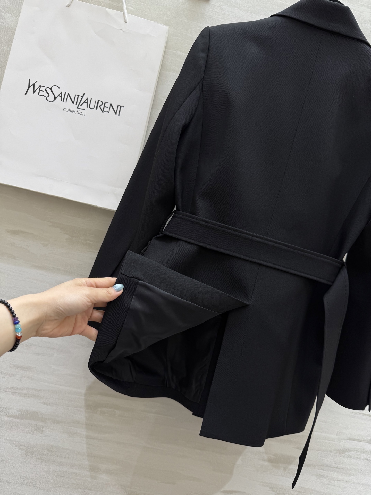 #ysl²⁵秋冬新款帅气工装风西装外套 前片工装贴袋 帅气翻领领子 本布腰带绑出腰线 几种结构完美的匹配