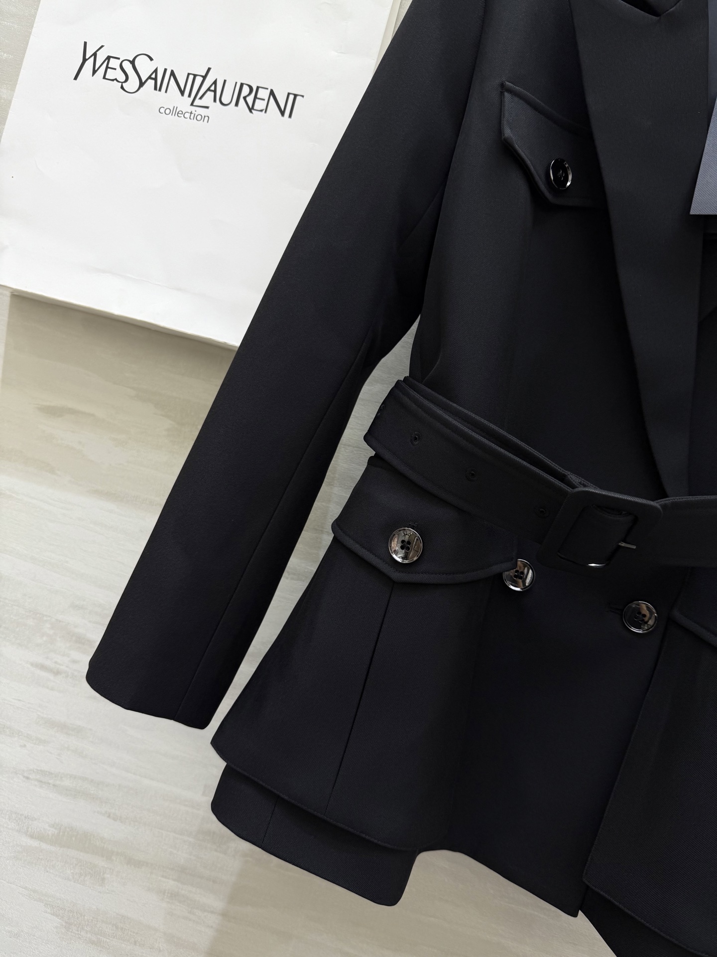 #ysl²⁵秋冬新款帅气工装风西装外套 前片工装贴袋 帅气翻领领子 本布腰带绑出腰线 几种结构完美的匹配