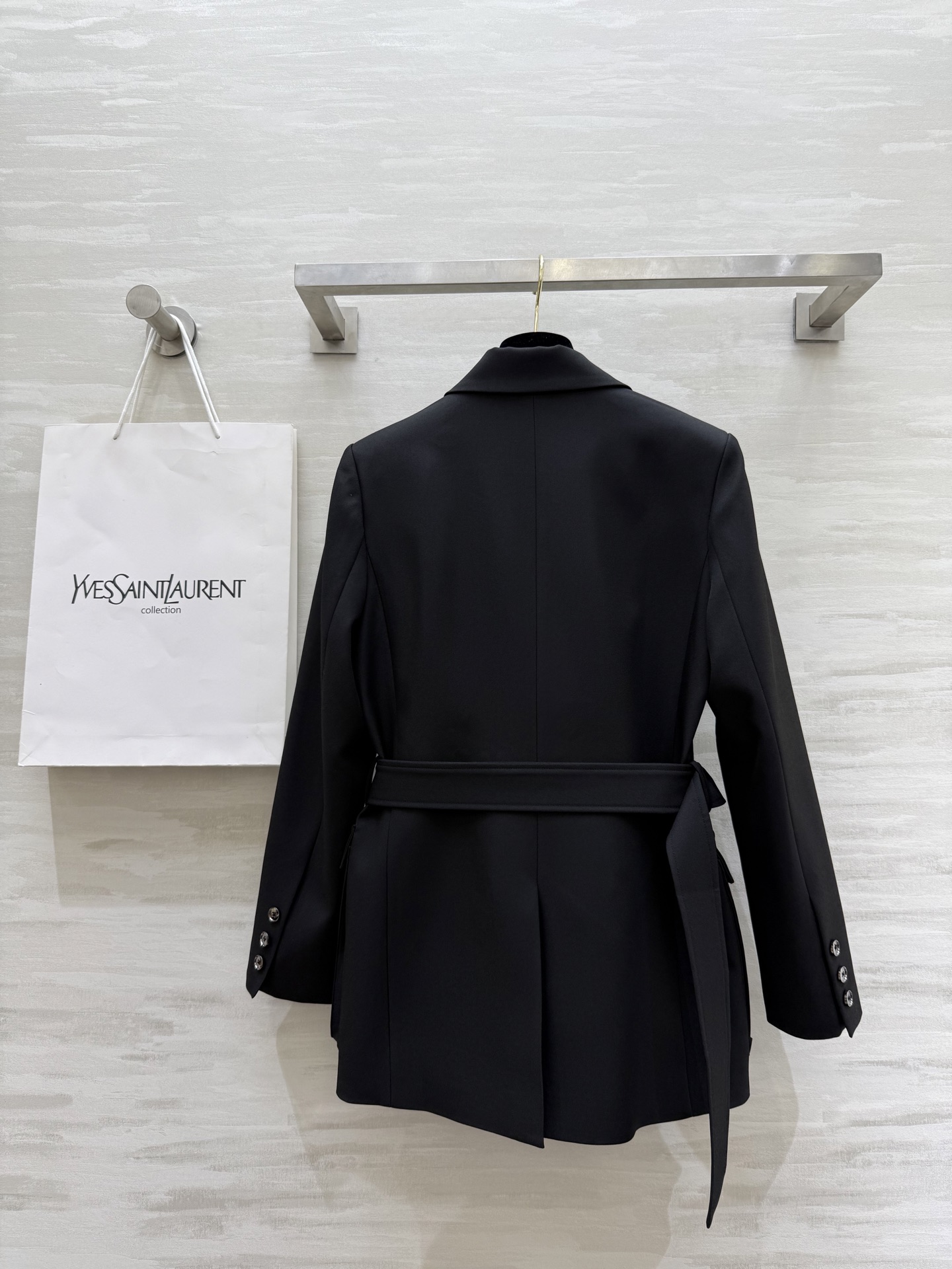 #ysl²⁵秋冬新款帅气工装风西装外套 前片工装贴袋 帅气翻领领子 本布腰带绑出腰线 几种结构完美的匹配