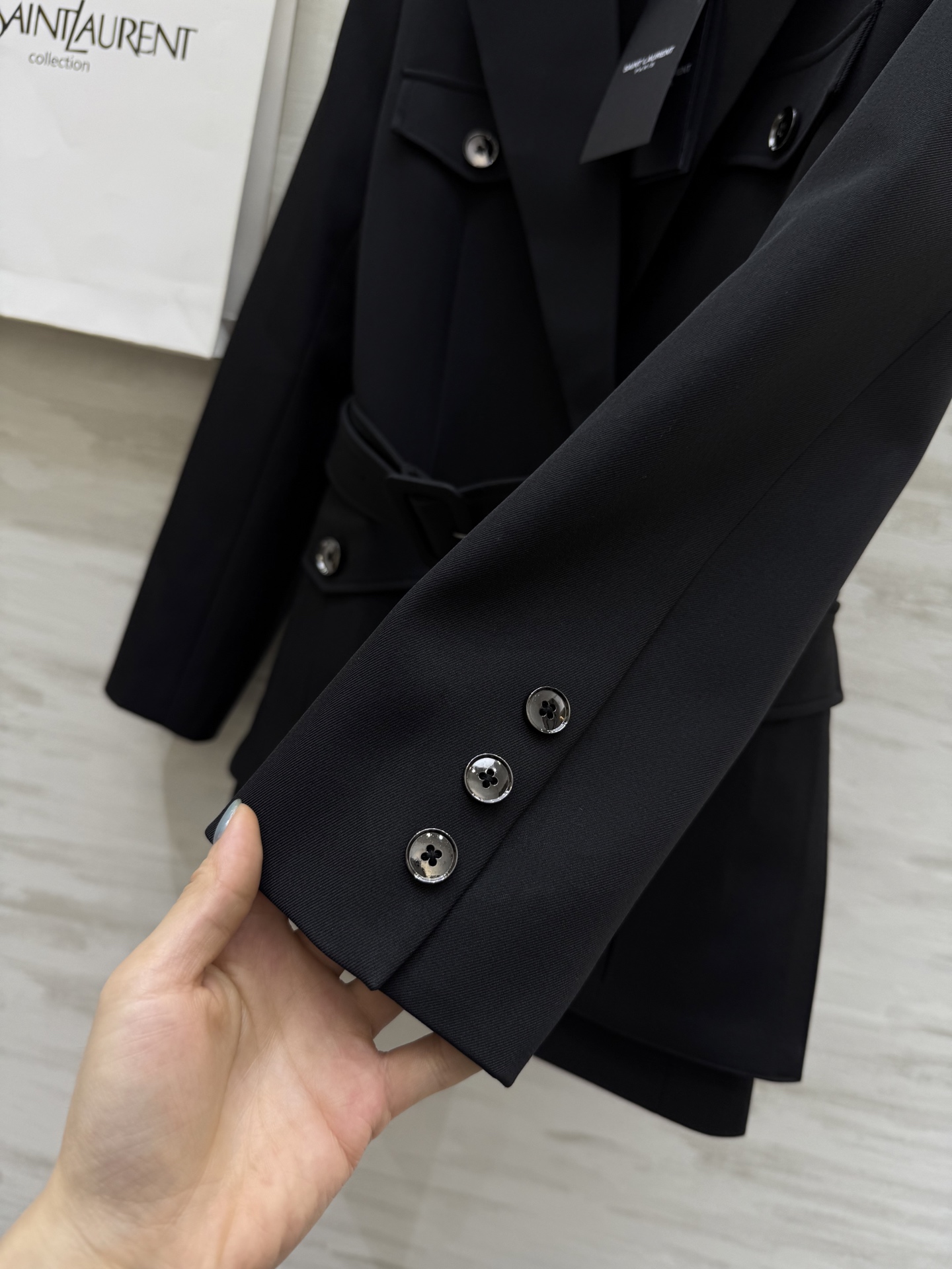 #ysl²⁵秋冬新款帅气工装风西装外套 前片工装贴袋 帅气翻领领子 本布腰带绑出腰线 几种结构完美的匹配