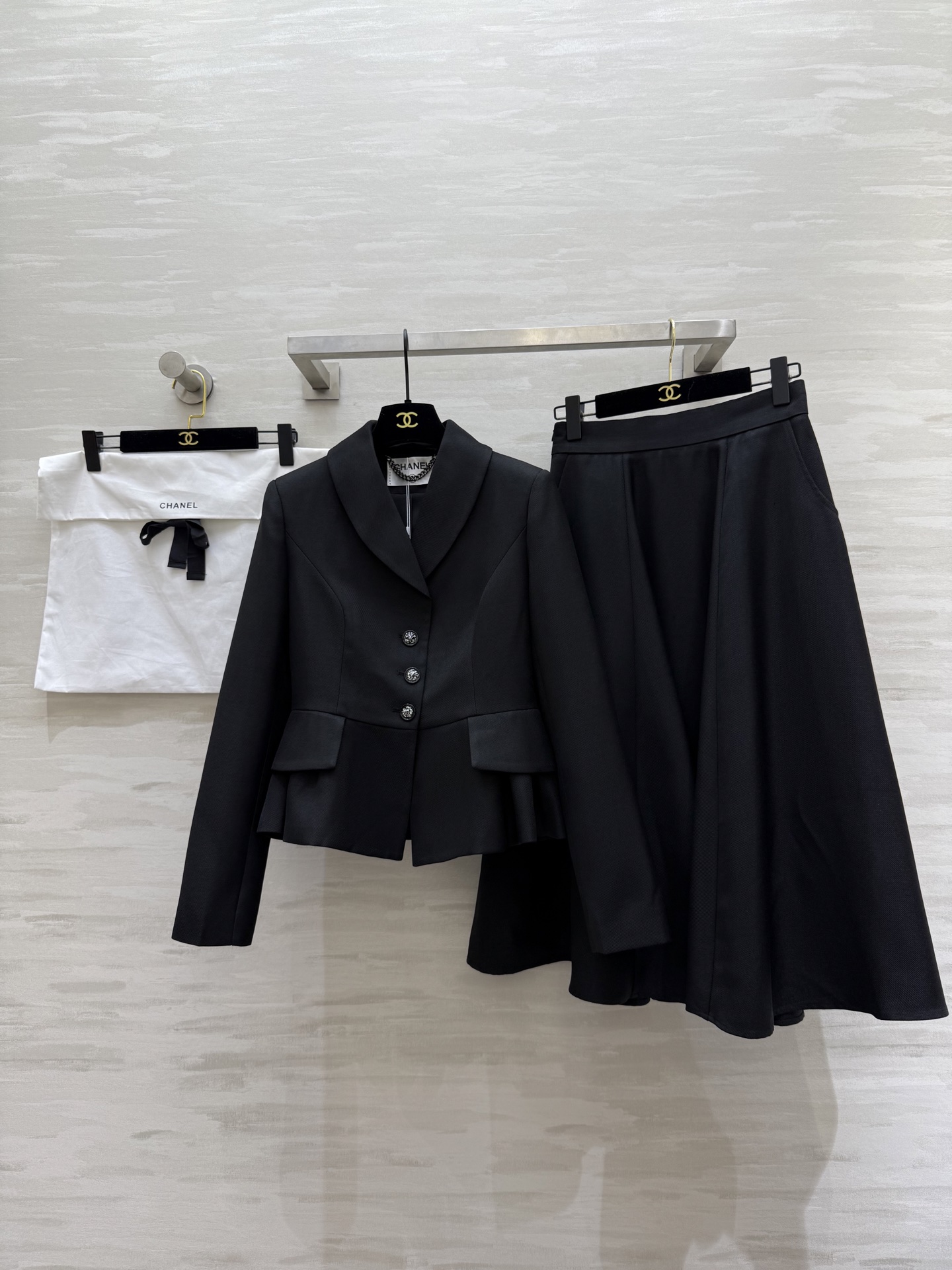 NO:476391,#Chane autumn and winter new style vertical tailor suit skirt slim and smooth line design Three-dimensional tailoring perfectly improves waistline The suit skirt enriches the sense of layering and three-dimensionality high-quality customization Spot sizeS/M/L/XL (size size 35 shoulder width, bust 86, length 54, skirt waist 66, skirt length 76), chanel, skirts, business suit, alexander wang19860909#Chane秋冬新款 立裁西装套装裙 修身流畅线条设计 立体剪裁完美提升腰线 套装裙丰富了层次感和立体感 高品质定制 现货首发sizeS/M/L/XL（s码肩宽35,胸围86,衣长54,半裙腰围66,裙长76）,,chanel,skirts,business suit,alexander wang,Women's clothing