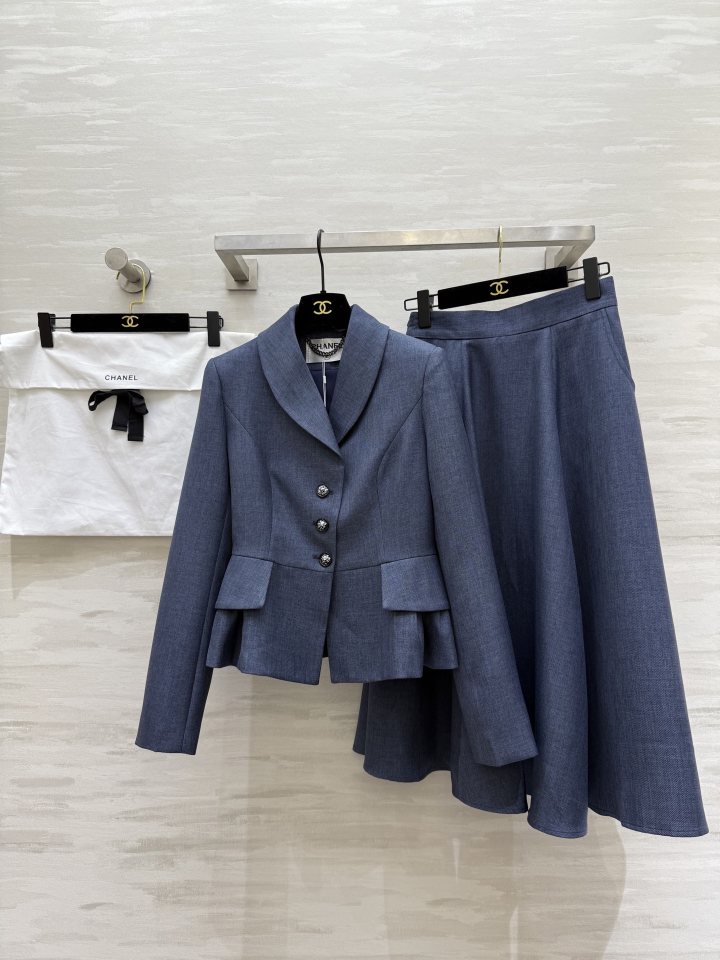 NO:476406,#Chane autumn and winter new style vertical tailor suit skirt slim and smooth line design Three-dimensional tailoring perfectly improves waistline The suit skirt enriches the sense of layering and three-dimensionality high-quality customization Spot sizeS/M/L/XL (size size 35 shoulder width, bust 86, length 54, skirt waist 66, skirt length 76), chanel, skirts, business suit, alexander wang19860909#Chane秋冬新款 立裁西装套装裙 修身流畅线条设计 立体剪裁完美提升腰线 套装裙丰富了层次感和立体感 高品质定制 现货首发sizeS/M/L/XL（s码肩宽35,胸围86,衣长54,半裙腰围66,裙长76）,,chanel,skirts,business suit,alexander wang,Women's clothing