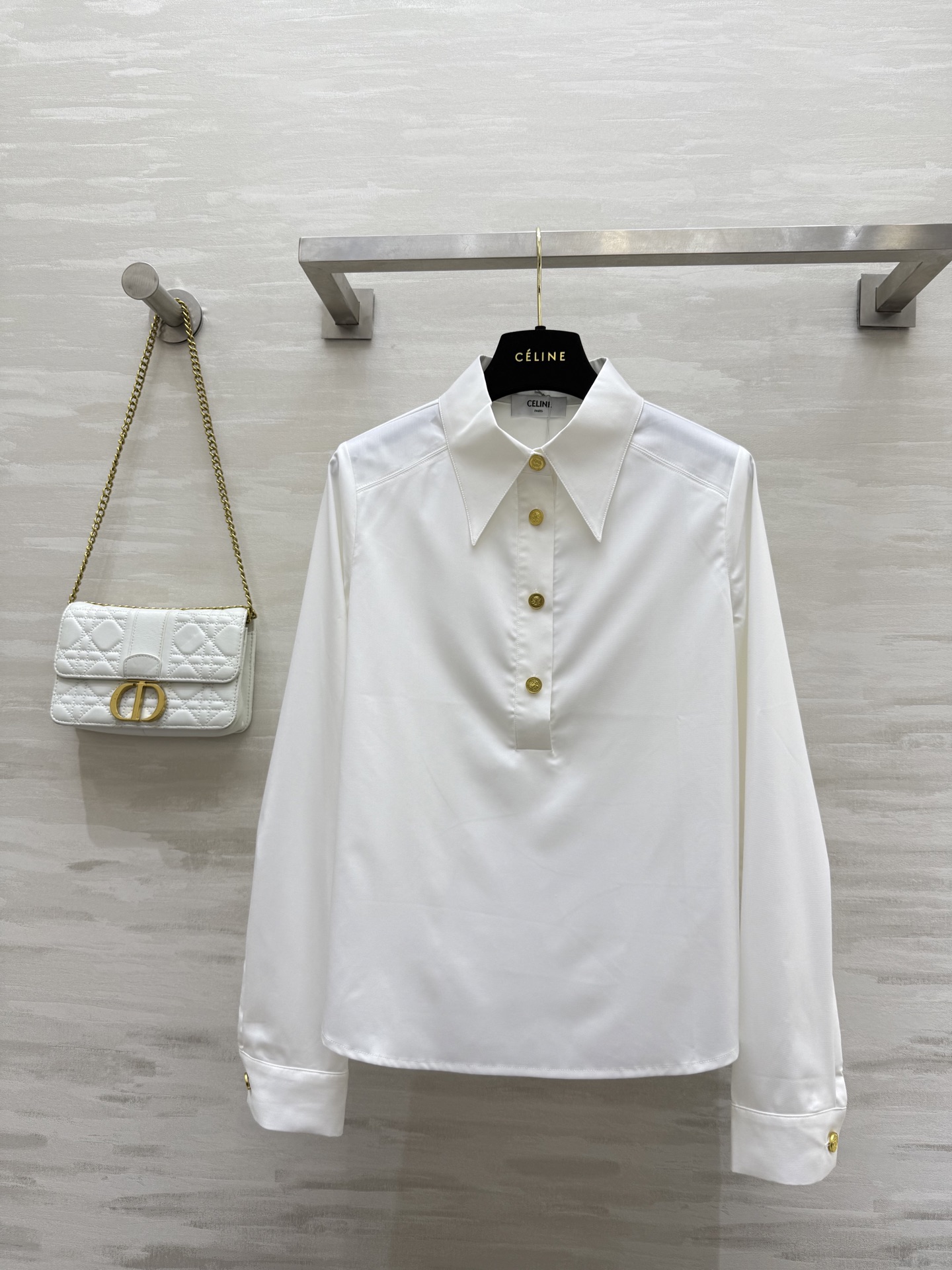 #Celin♡²⁵早秋新款 金扣装饰衬衣 高品质 现货首发size：S/M/L（s码肩宽：36，胸围：9