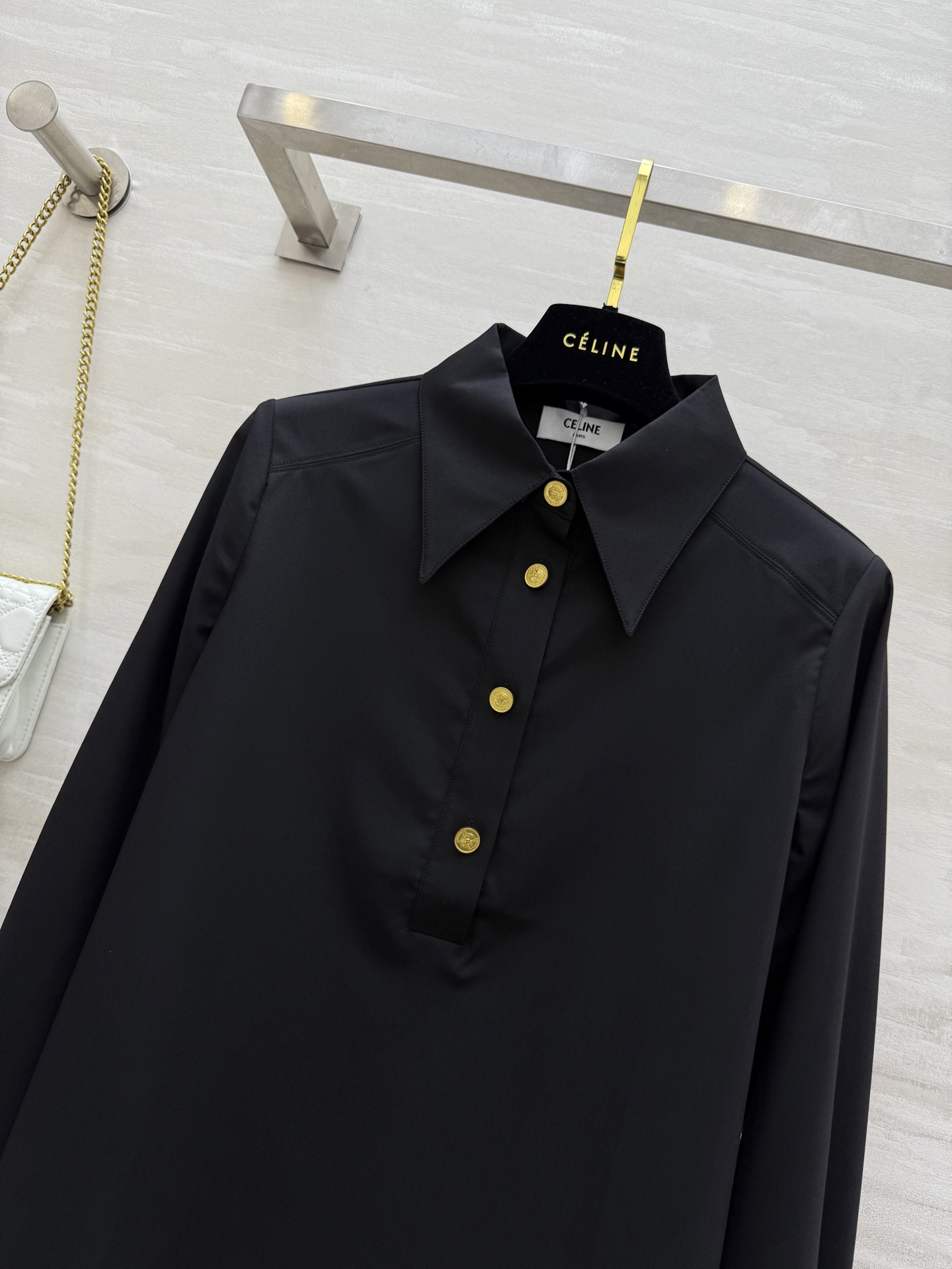 #Celin♡²⁵早秋新款 金扣装饰衬衣 高品质 现货首发size：S/M/L（s码肩宽：36，胸围：9