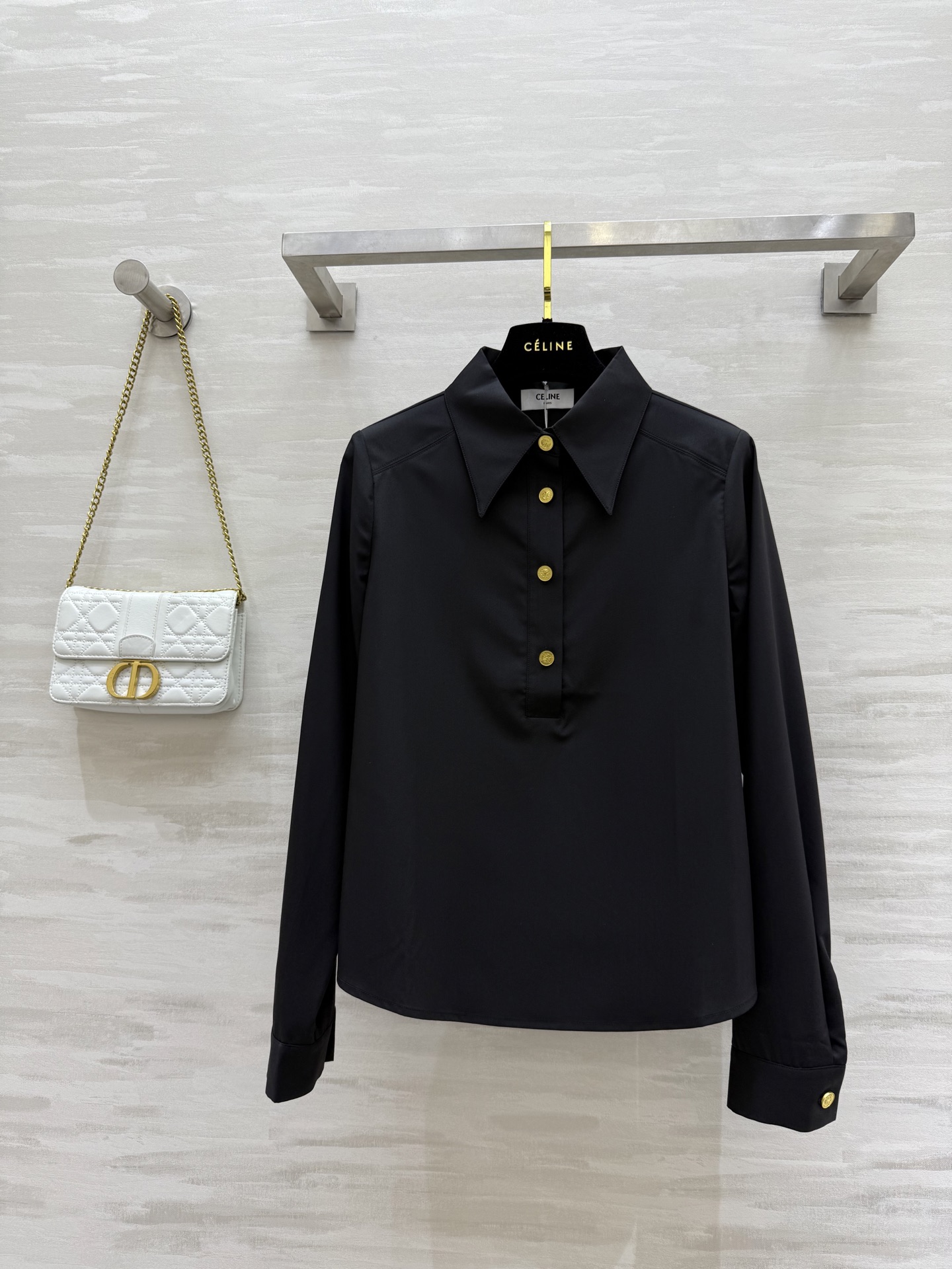 NO:476424,#Celin early autumn new style gold button decorative shirt high quality spot first-time sizeS/M/L (size s size 36 shoulder width, bust 96, 58 length), celine, alexander wang19860909#Celin早秋新款 金扣装饰衬衣 高品质 现货首发sizeS/M/L（s码肩宽36,胸围96,衣长58）,,celine,alexander wang,Women's clothing