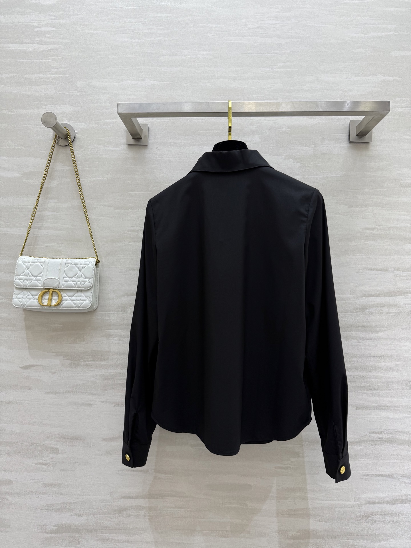 #Celin♡²⁵早秋新款 金扣装饰衬衣 高品质 现货首发size：S/M/L（s码肩宽：36，胸围：9