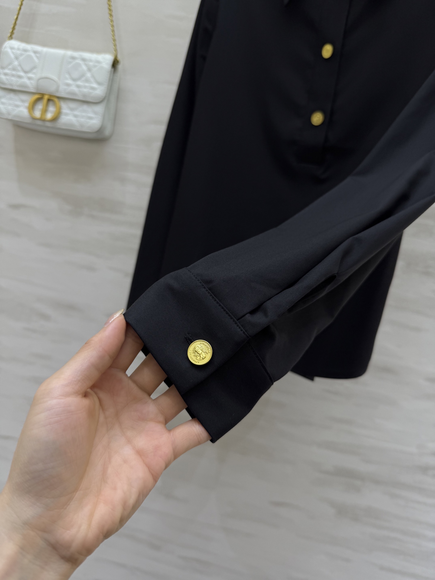 #Celin♡²⁵早秋新款 金扣装饰衬衣 高品质 现货首发size：S/M/L（s码肩宽：36，胸围：9