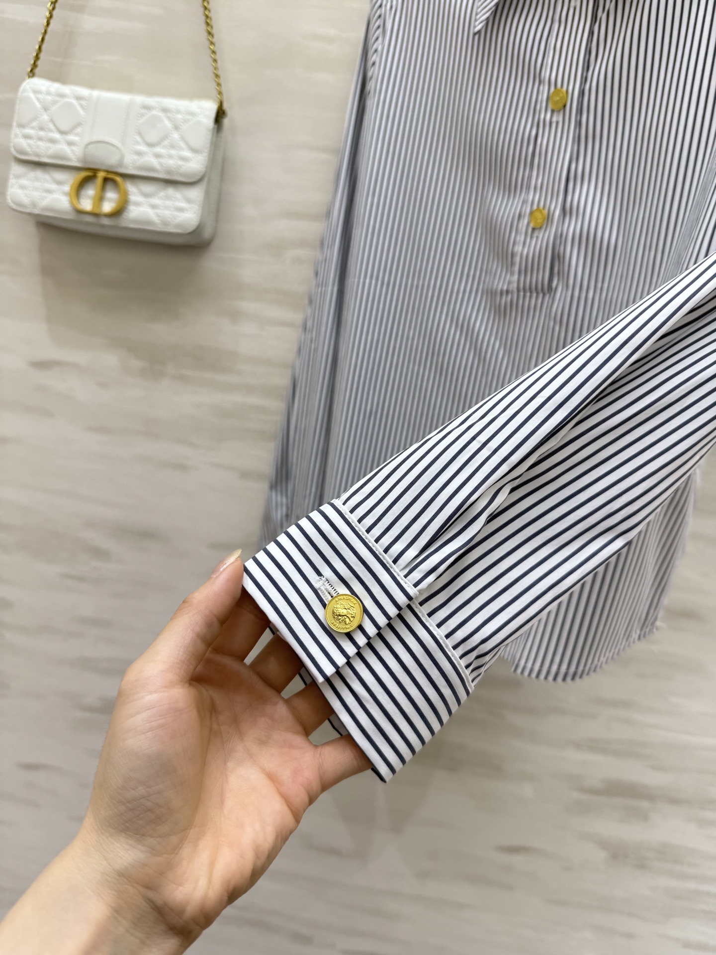 #Celin♡²⁵早秋新款 金扣装饰衬衣 高品质 现货首发size：S/M/L（s码肩宽：36，胸围：9