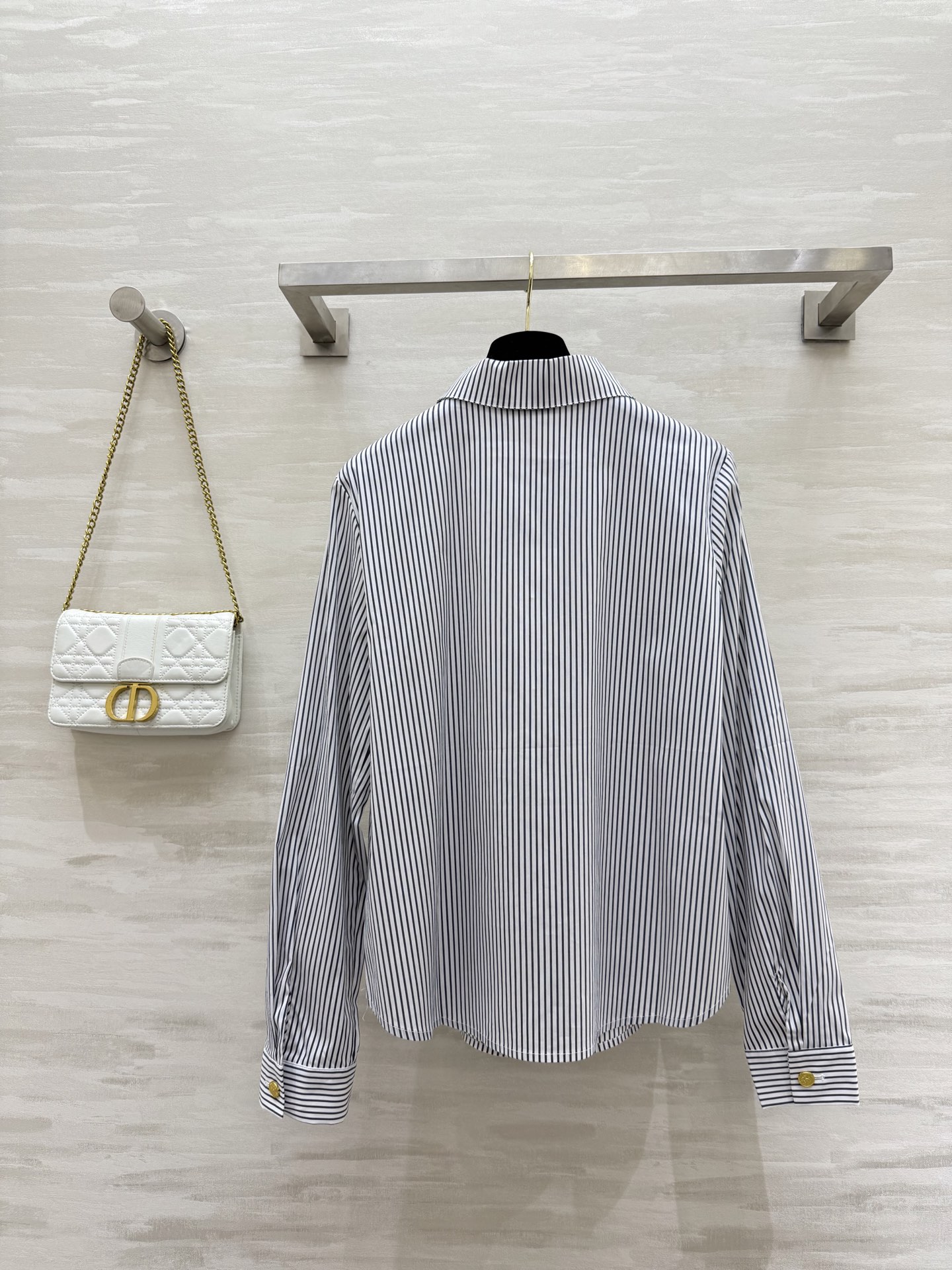 #Celin♡²⁵早秋新款 金扣装饰衬衣 高品质 现货首发size：S/M/L（s码肩宽：36，胸围：9