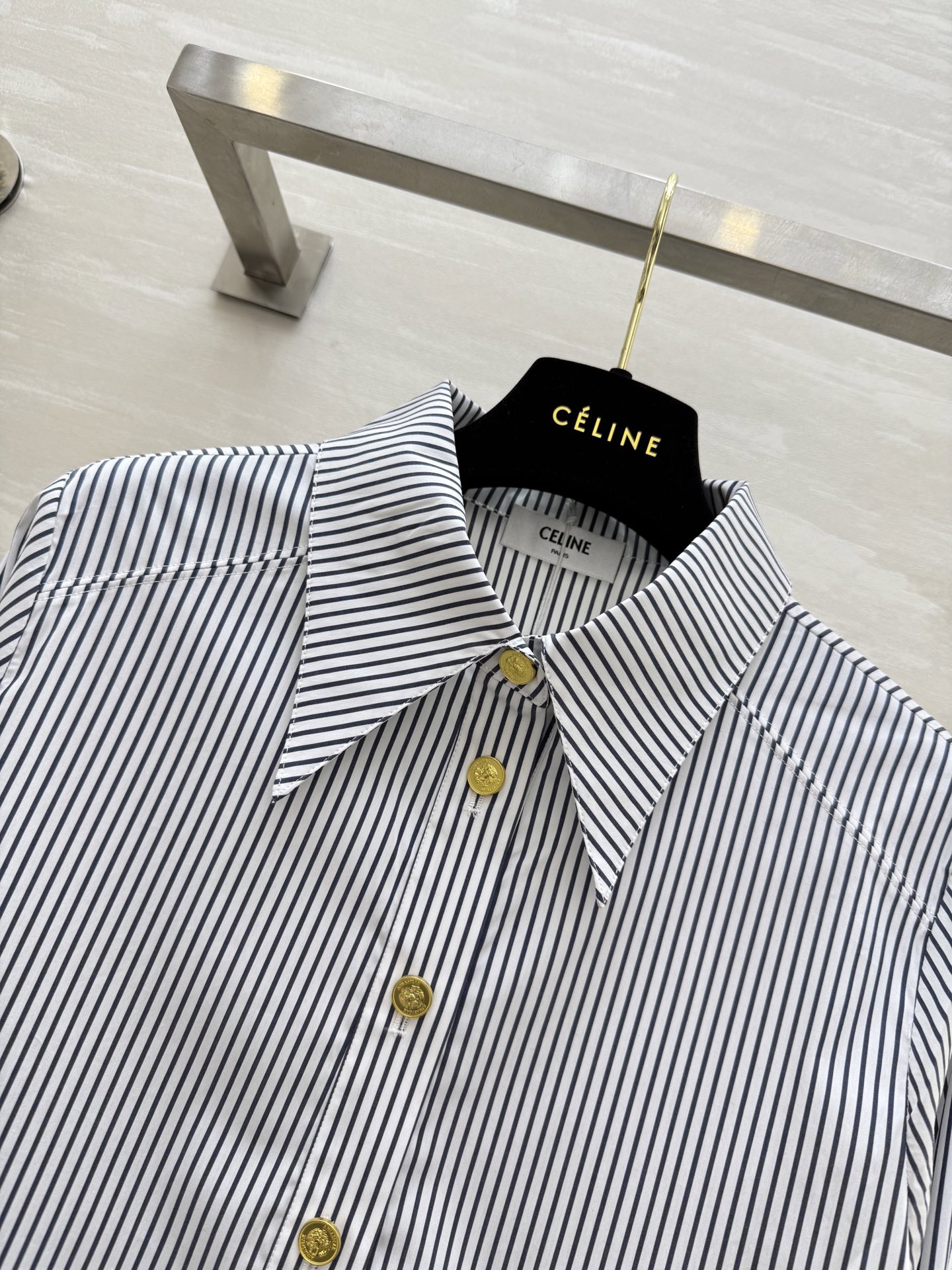 #Celin♡²⁵早秋新款 金扣装饰衬衣 高品质 现货首发size：S/M/L（s码肩宽：36，胸围：9