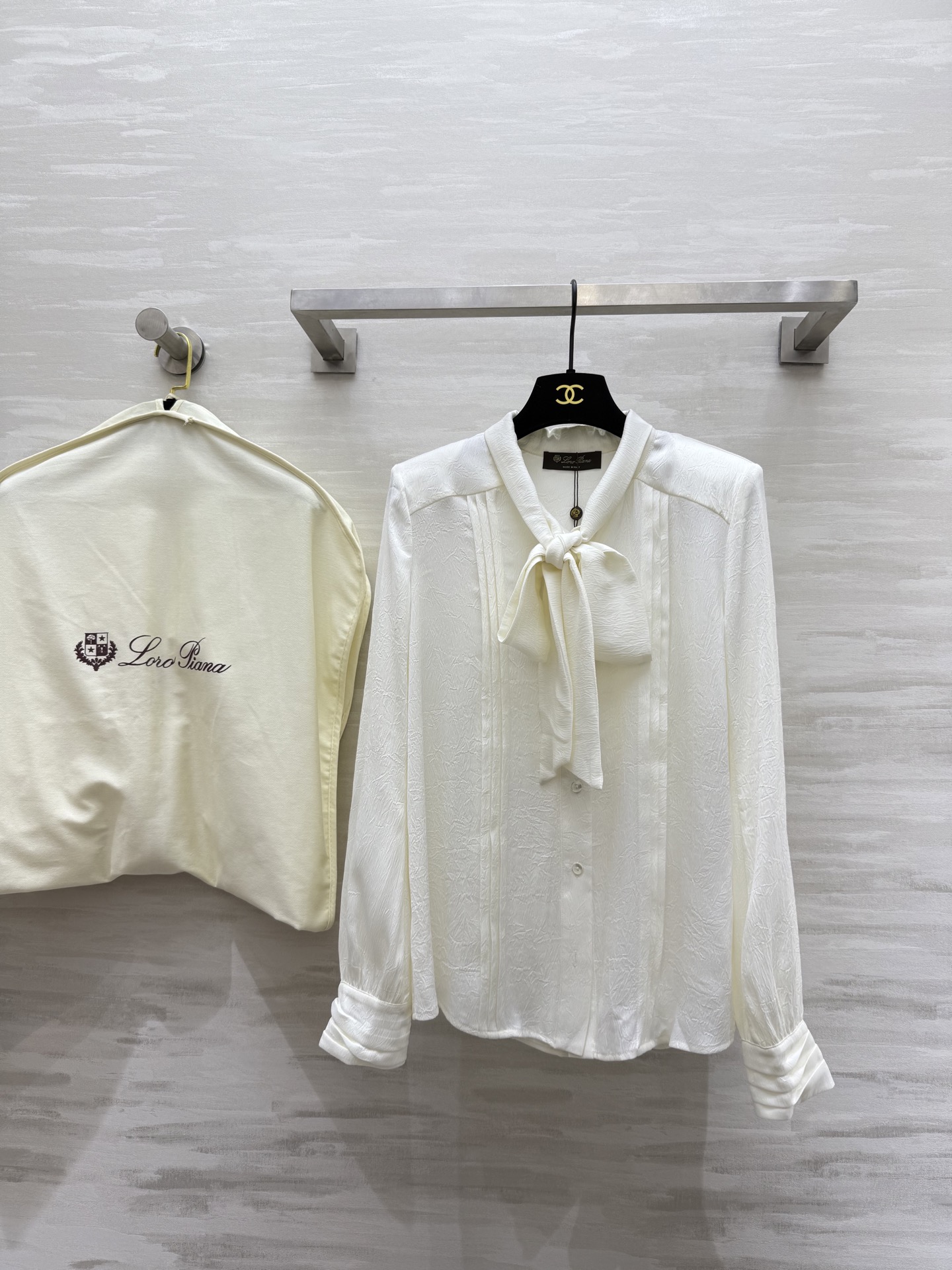 NO:476452,#LP new autumn and winter style acetate blended streamer shirt elegant and elegant high-quality customization spot sizeS/M/L/XL (size s shoulder width 36, bust 94, length 62, loro piana, alexander wang19860909#LP秋冬新款 醋酸纤维混纺飘带衬衣 优雅大方 高品质定制 现货首发sizeS/M/L/XL（s码肩宽36,胸围94,衣长62,,loro piana,alexander wang,Women's clothing