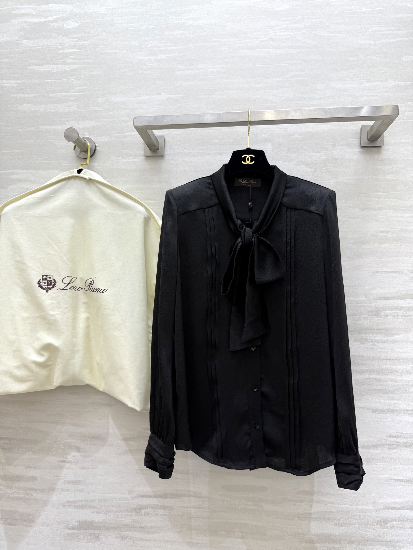 NO:476461,#LP new autumn and winter style acetate blended streamer shirt elegant and elegant high-quality customization spot first-time sizeS/M/L/XL (size s-shoulder width 36, bust 94, length 62), loro piana, alexander wang19860909#LP秋冬新款 醋酸纤维混纺飘带衬衣 优雅大方 高品质定制 现货首发sizeS/M/L/XL（s码肩宽36,胸围94,衣长62）,,loro piana,alexander wang,Women's clothing