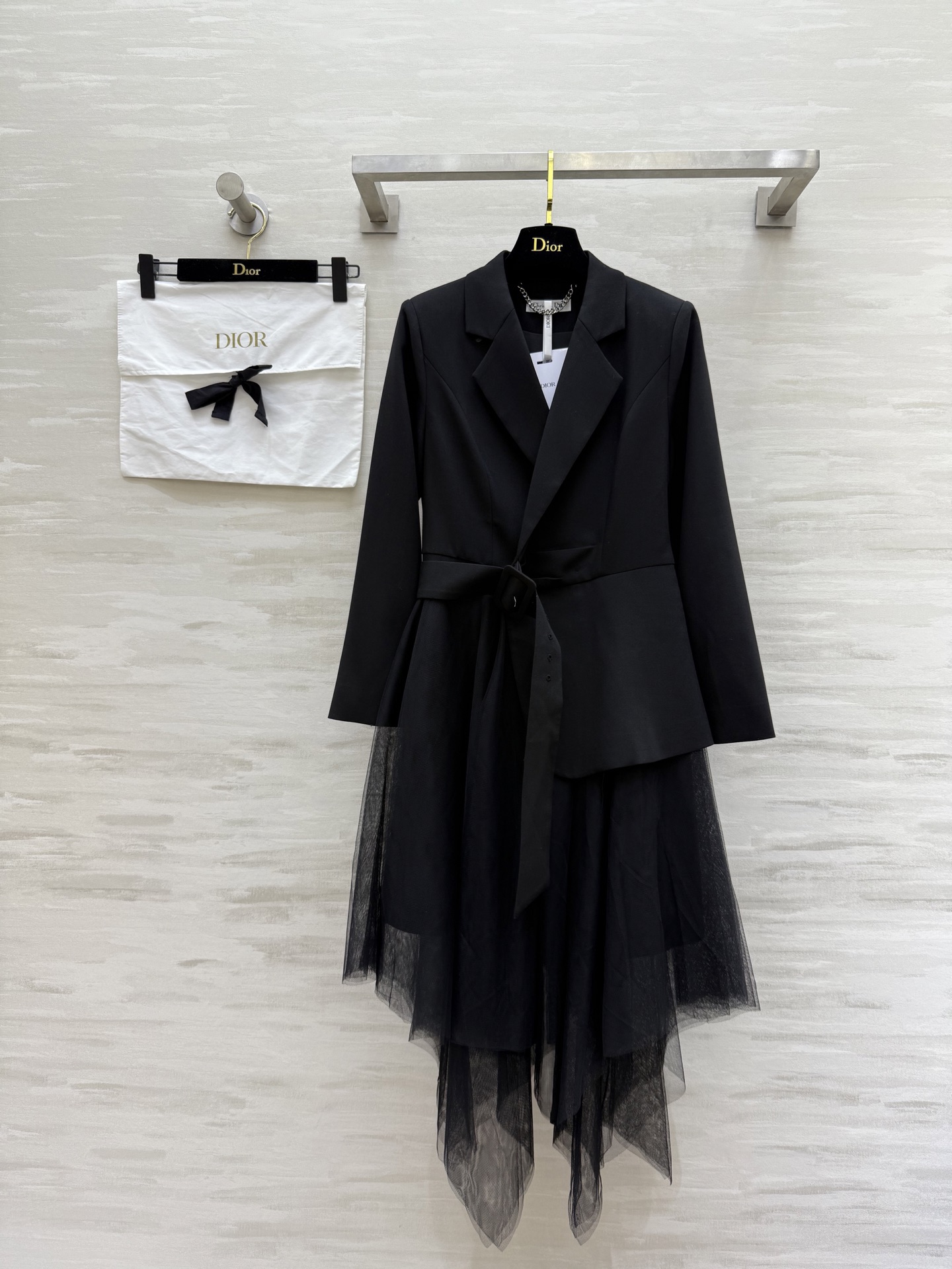 NO:476435,#Dio fall and winter single-shot suit two-piece dress, full of temperament, elegant and elegant, suit lapel three-dimensional tailoring lines, shoulder pad design is capable and stylish, waist and waist buckle embellishment makes it more exquisite, high and slimming, the lower body is matched with irregular mesh skirt, super beautiful and beautiful, the length and short staggered skirt create a visual effect of up and down gap, high quality, real details, large goods come in sizeS/M/L/XL (size s shoulder width 36, bust 88, skirt length 100-122),,dior, skirt, business suit,alexander wang19860909#Dio秋冬翻单爆款 西装式假两件连衣裙 名媛气质十足 大气又不失温柔 英气又不失优雅 西装翻领立体剪裁线条干净利落 肩部垫肩设计干练有型 腰部腰扣点缀显得更加精致女人 高腰线拉长身材比例 超显高显瘦 下身搭配不规则网纱半裙超级漂亮好看 长短错落裙摆造成一种上下落差的视觉效果 高品质 细节实拍 大货来sizeS/M/L/XL（s码肩宽36,胸围88,裙长100-122）,,dior,skirts,business suit,alexander wang,Women's clothing