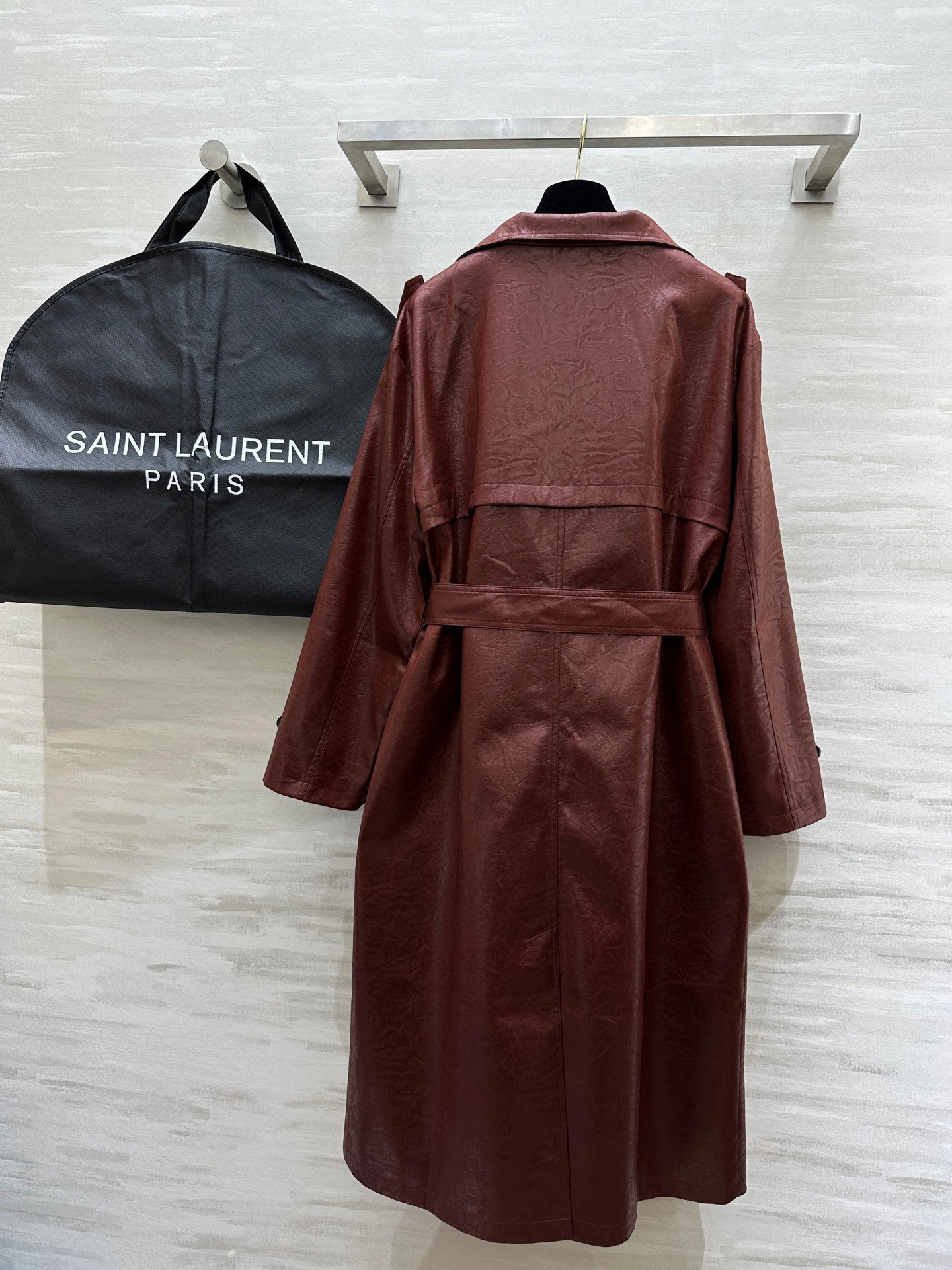 #ysl²⁵新款环保皮♻️褶皱长款风衣 立体剪裁版型上身酷飒利落 巨巨巨时髦洋气 高品质定制 现货首发s