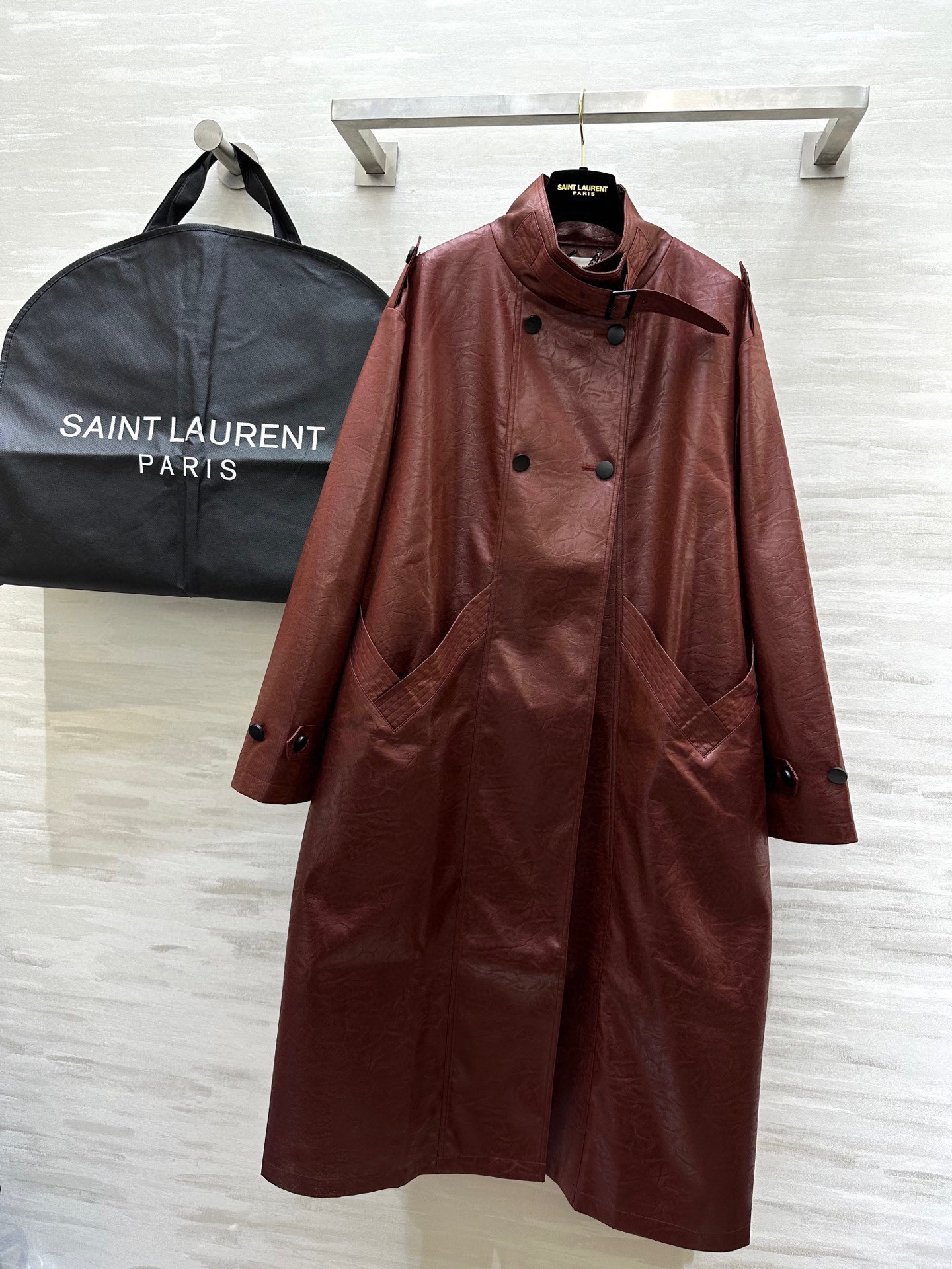 #ysl²⁵新款环保皮♻️褶皱长款风衣 立体剪裁版型上身酷飒利落 巨巨巨时髦洋气 高品质定制 现货首发s