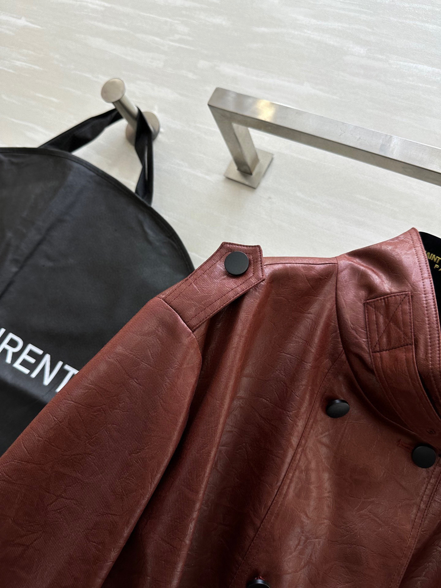 #ysl²⁵新款环保皮♻️褶皱长款风衣 立体剪裁版型上身酷飒利落 巨巨巨时髦洋气 高品质定制 现货首发s