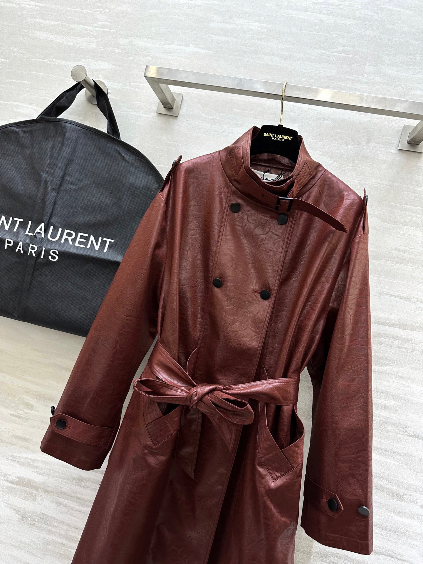 #ysl²⁵新款环保皮♻️褶皱长款风衣 立体剪裁版型上身酷飒利落 巨巨巨时髦洋气 高品质定制 现货首发s