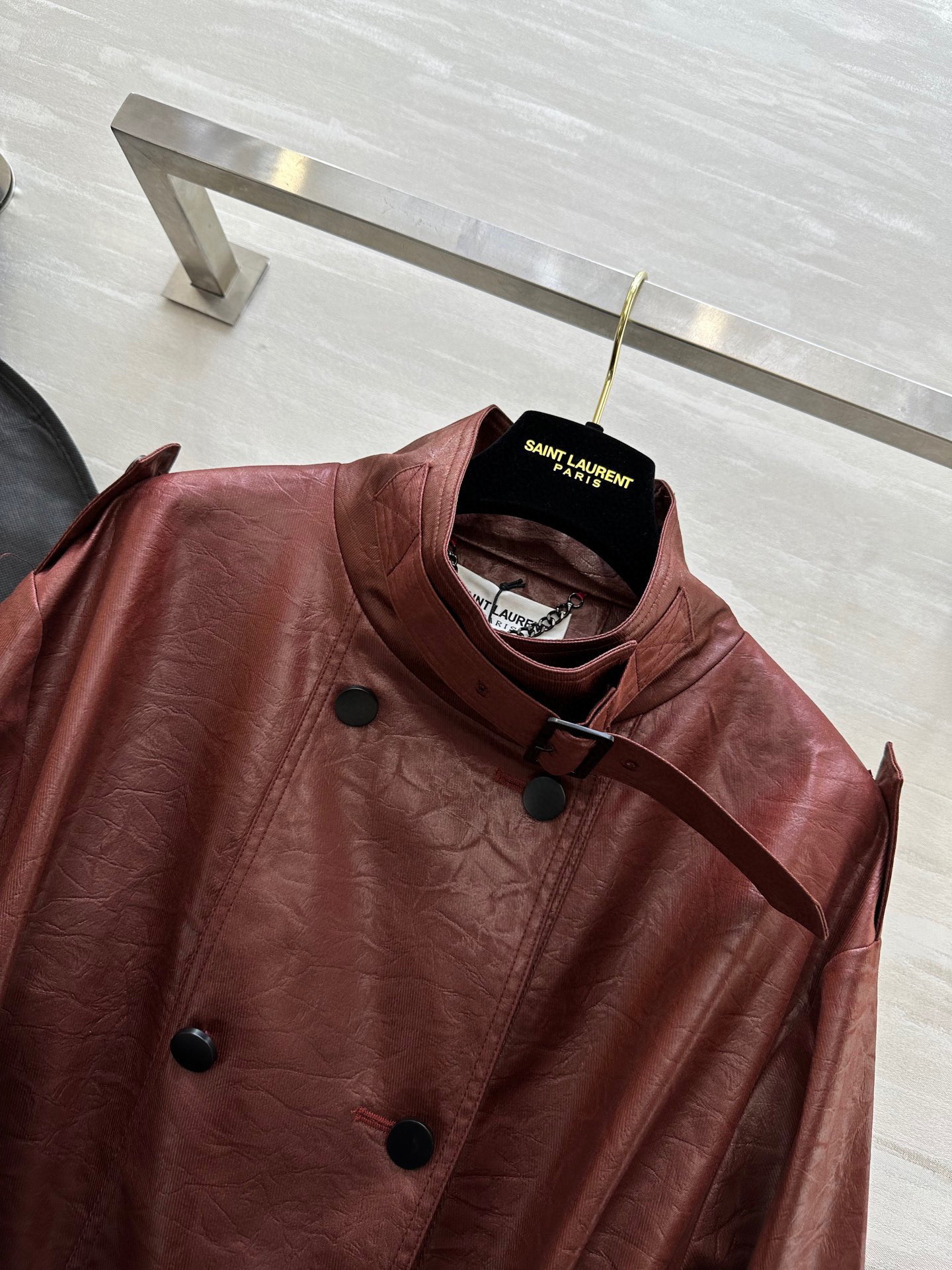 #ysl²⁵新款环保皮♻️褶皱长款风衣 立体剪裁版型上身酷飒利落 巨巨巨时髦洋气 高品质定制 现货首发s