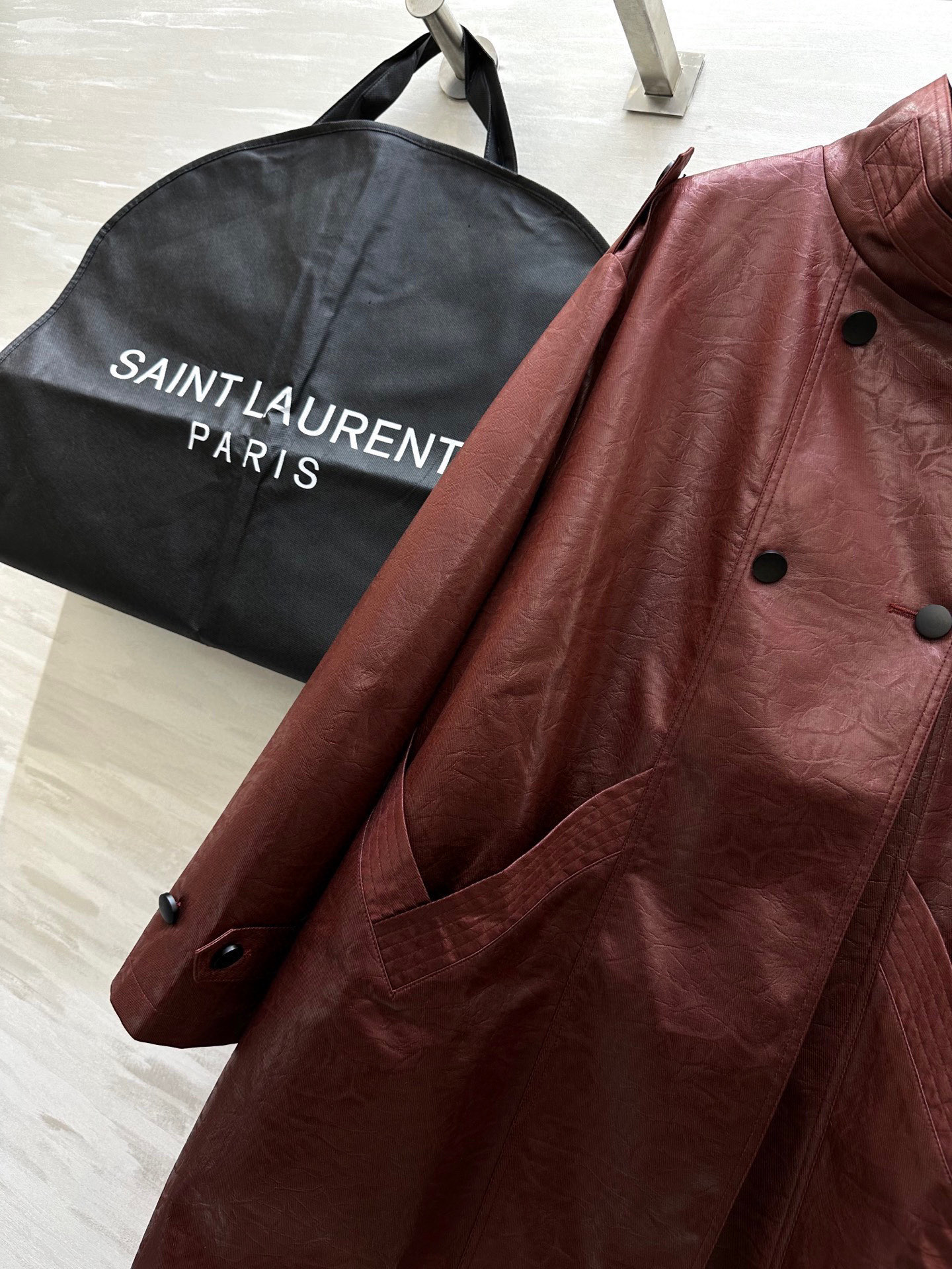 #ysl²⁵新款环保皮♻️褶皱长款风衣 立体剪裁版型上身酷飒利落 巨巨巨时髦洋气 高品质定制 现货首发s