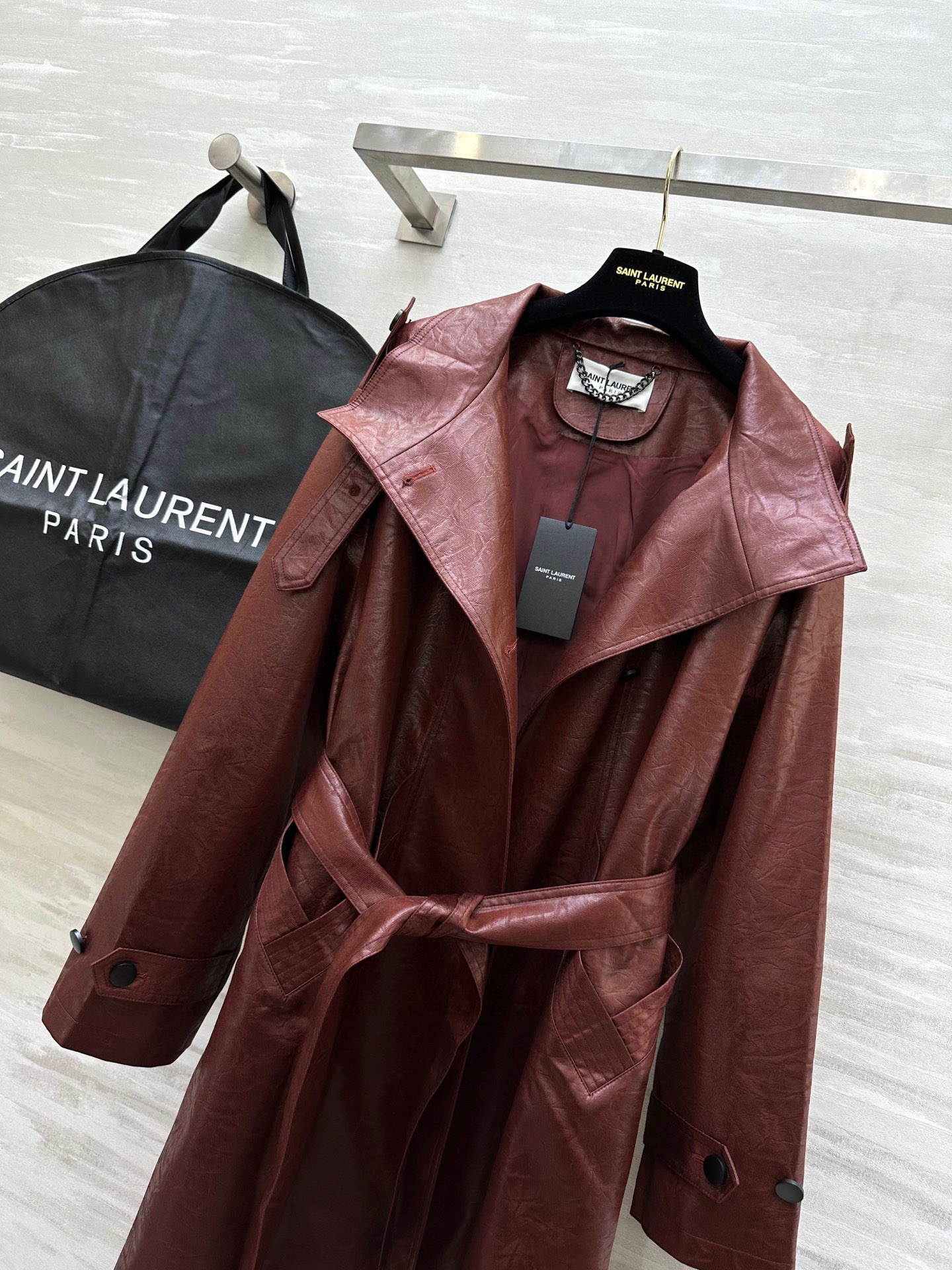 #ysl²⁵新款环保皮♻️褶皱长款风衣 立体剪裁版型上身酷飒利落 巨巨巨时髦洋气 高品质定制 现货首发s