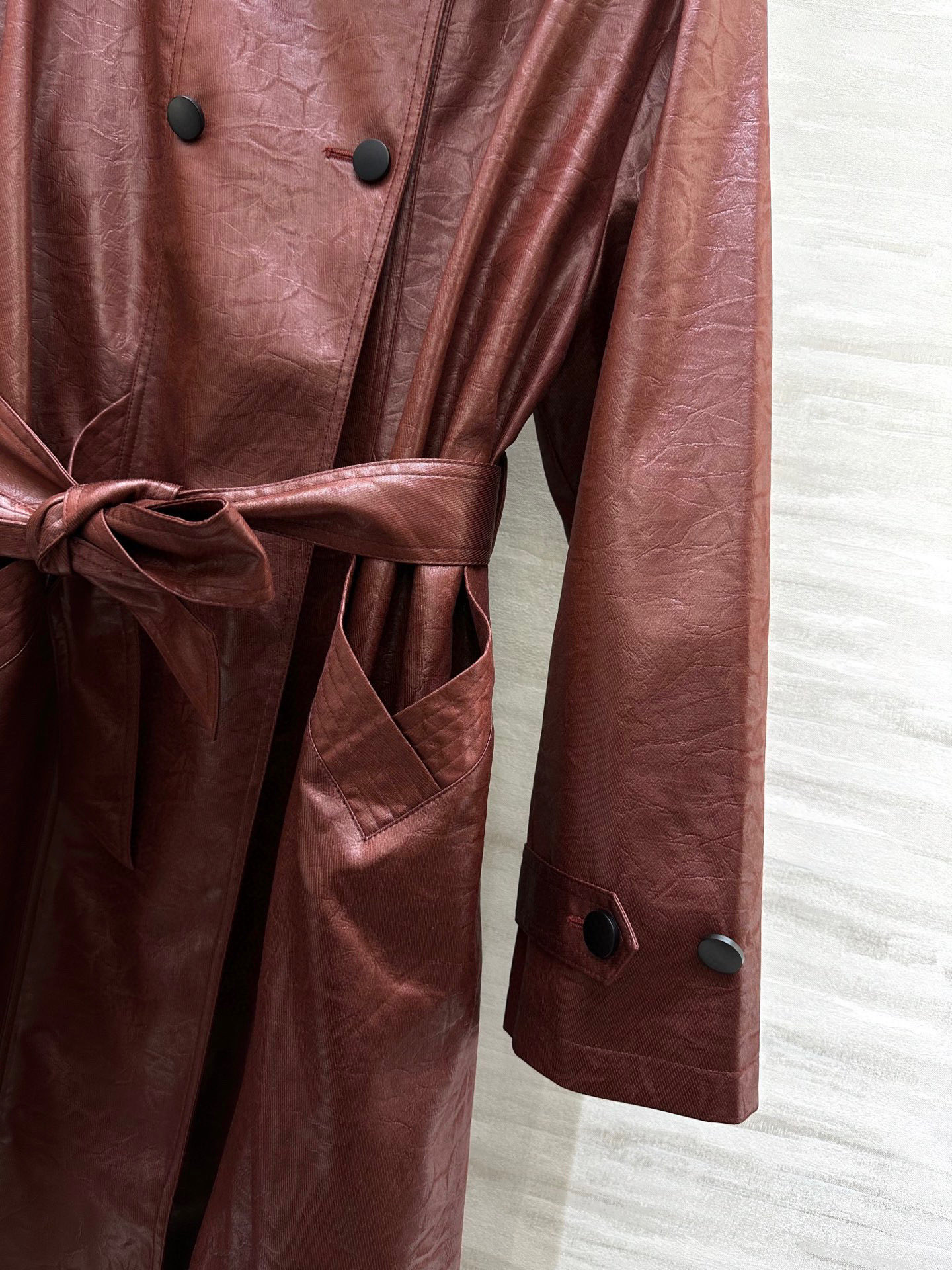 #ysl²⁵新款环保皮♻️褶皱长款风衣 立体剪裁版型上身酷飒利落 巨巨巨时髦洋气 高品质定制 现货首发s