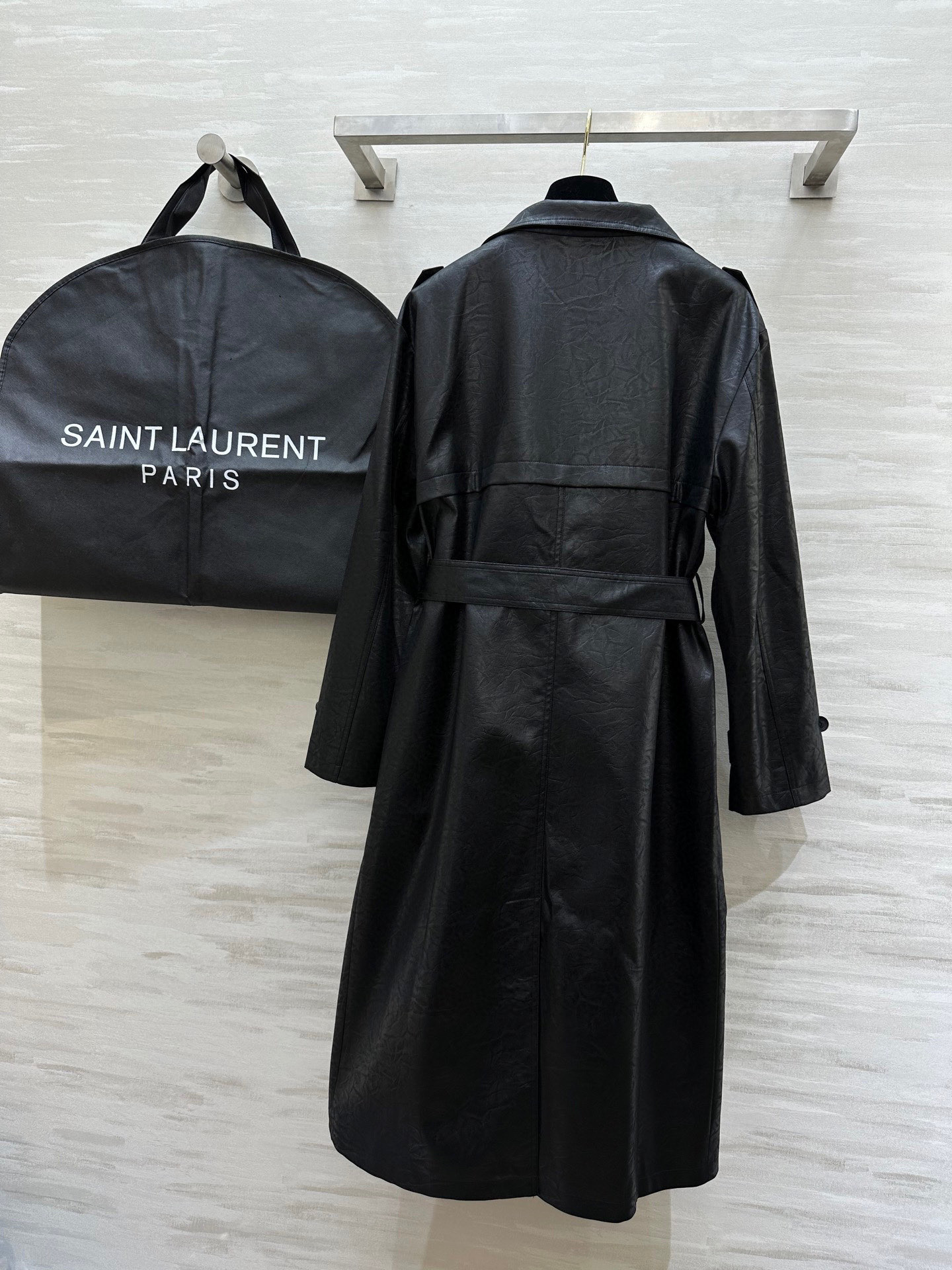 #ysl²⁵新款环保皮♻️褶皱长款风衣 立体剪裁版型上身酷飒利落 巨巨巨时髦洋气 高品质定制 现货首发s