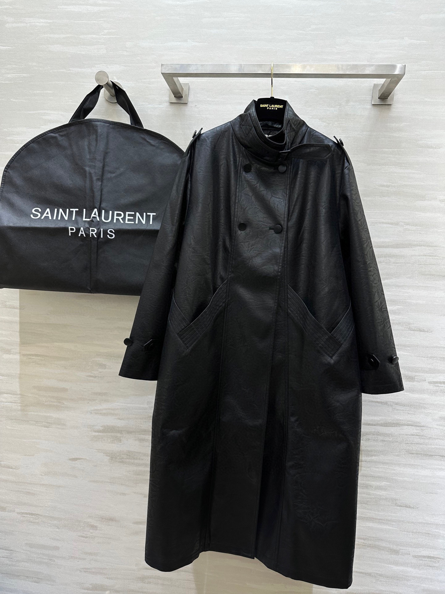 #ysl²⁵新款环保皮♻️褶皱长款风衣 立体剪裁版型上身酷飒利落 巨巨巨时髦洋气 高品质定制 现货首发s