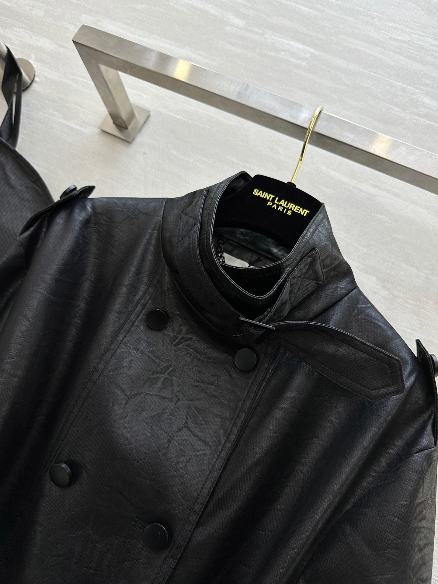 #ysl²⁵新款环保皮♻️褶皱长款风衣 立体剪裁版型上身酷飒利落 巨巨巨时髦洋气 高品质定制 现货首发s