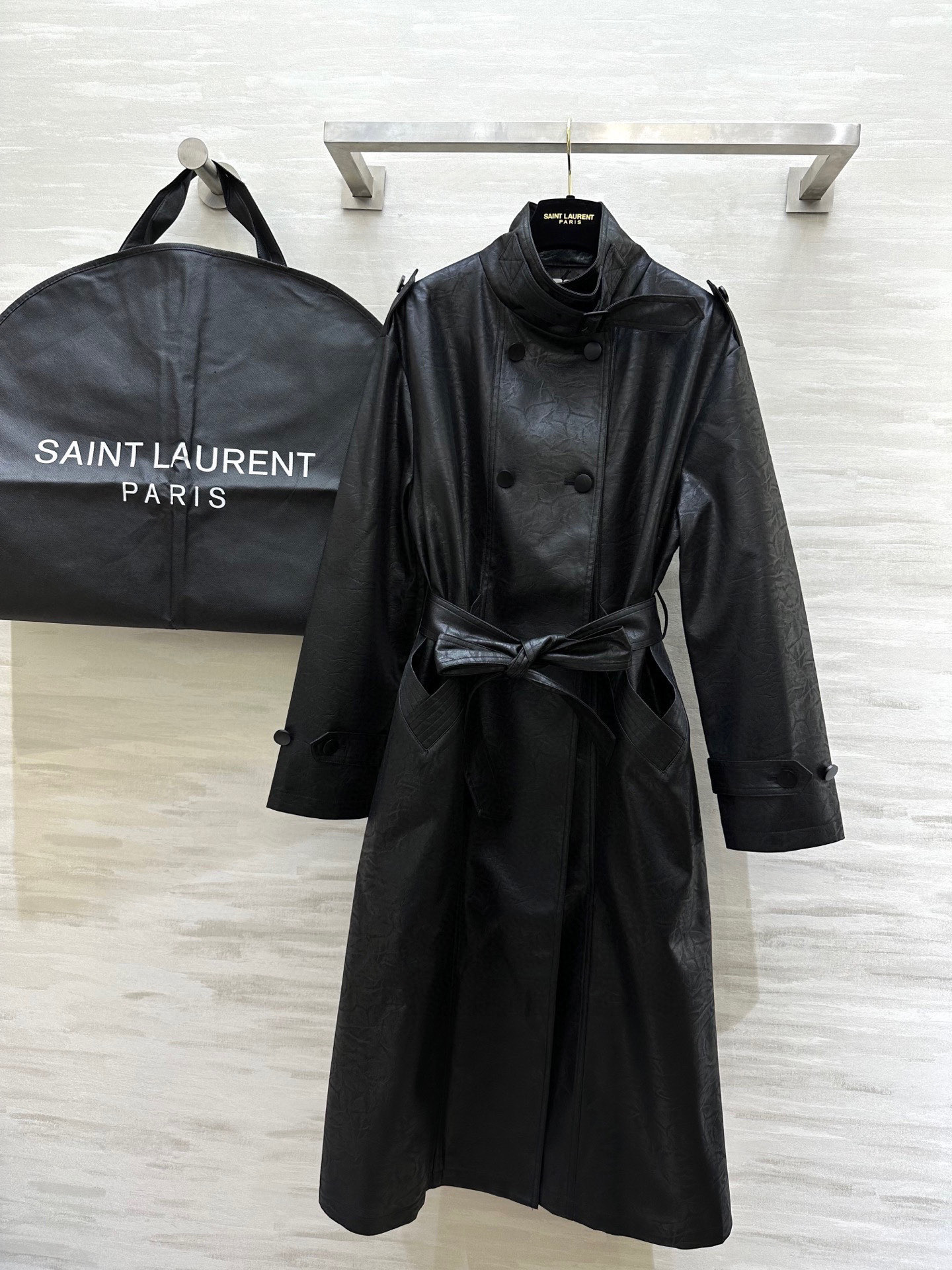 NO:476471,#ysl new environmentally friendly leather pleated long windbreaker, three-dimensional tailoring style, cool and neat upper body, huge fashionable and fashionable, high-quality customization, spot first-time sizeS/M/L (M size shoulder width 48, bust 112, length 112),,saint laurent,alexander wang19860909#ysl新款环保皮褶皱长款风衣 立体剪裁版型上身酷飒利落 巨巨巨时髦洋气 高品质定制 现货首发sizeS/M/L（M码肩宽48,胸围112,衣长112）,,saint laurent,alexander wang,Women's clothing