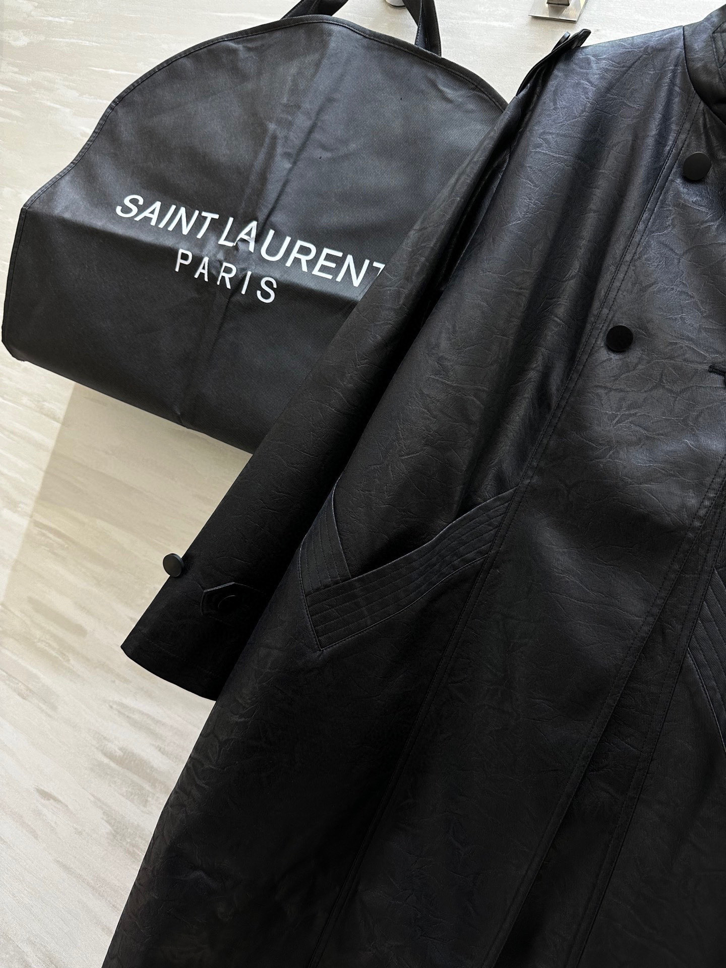#ysl²⁵新款环保皮♻️褶皱长款风衣 立体剪裁版型上身酷飒利落 巨巨巨时髦洋气 高品质定制 现货首发s