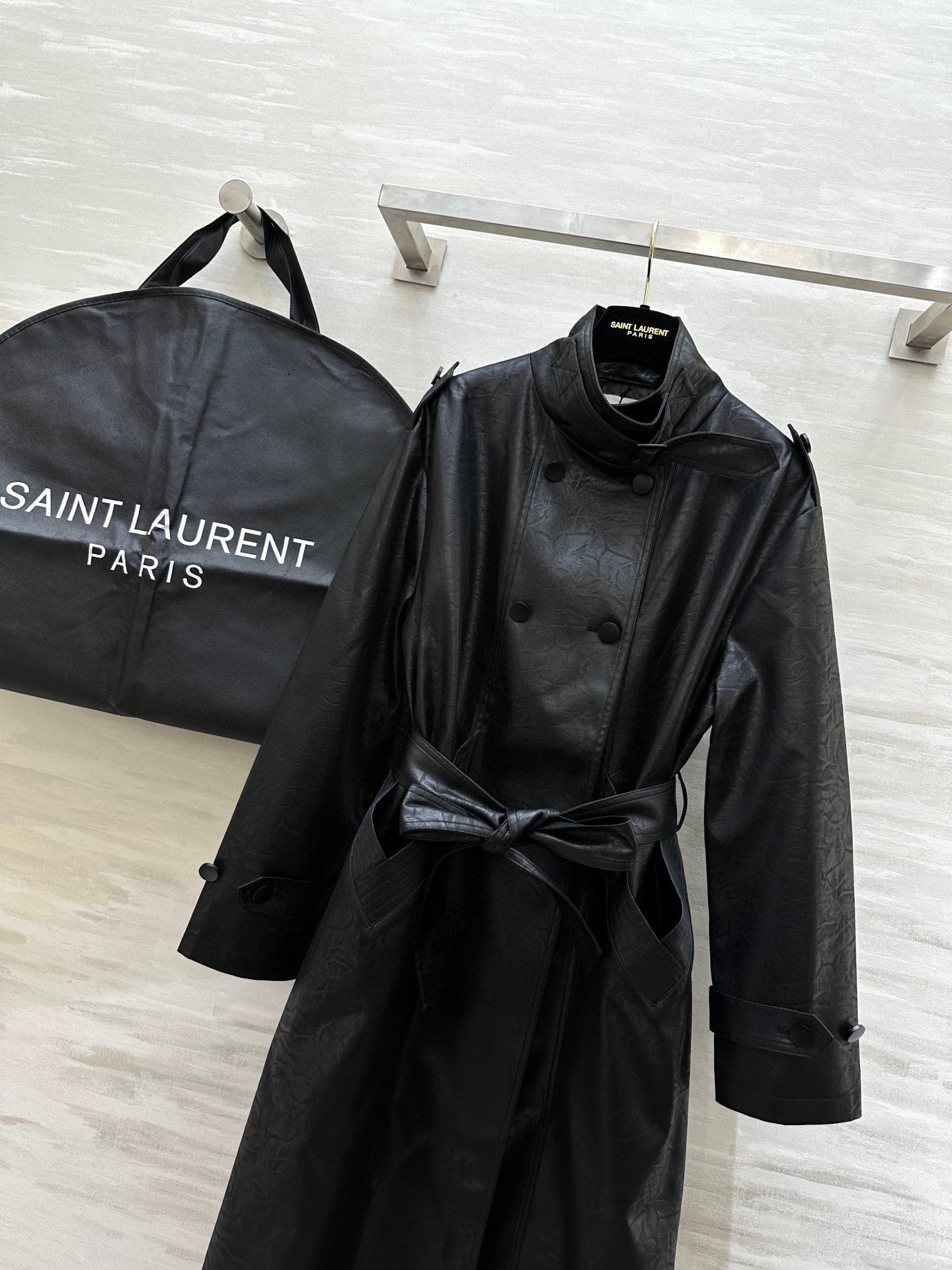 #ysl²⁵新款环保皮♻️褶皱长款风衣 立体剪裁版型上身酷飒利落 巨巨巨时髦洋气 高品质定制 现货首发s
