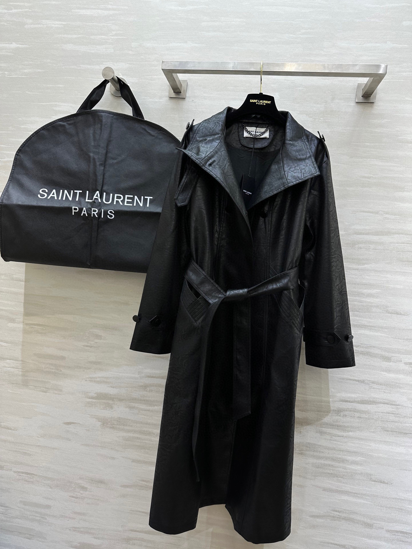 #ysl²⁵新款环保皮♻️褶皱长款风衣 立体剪裁版型上身酷飒利落 巨巨巨时髦洋气 高品质定制 现货首发s