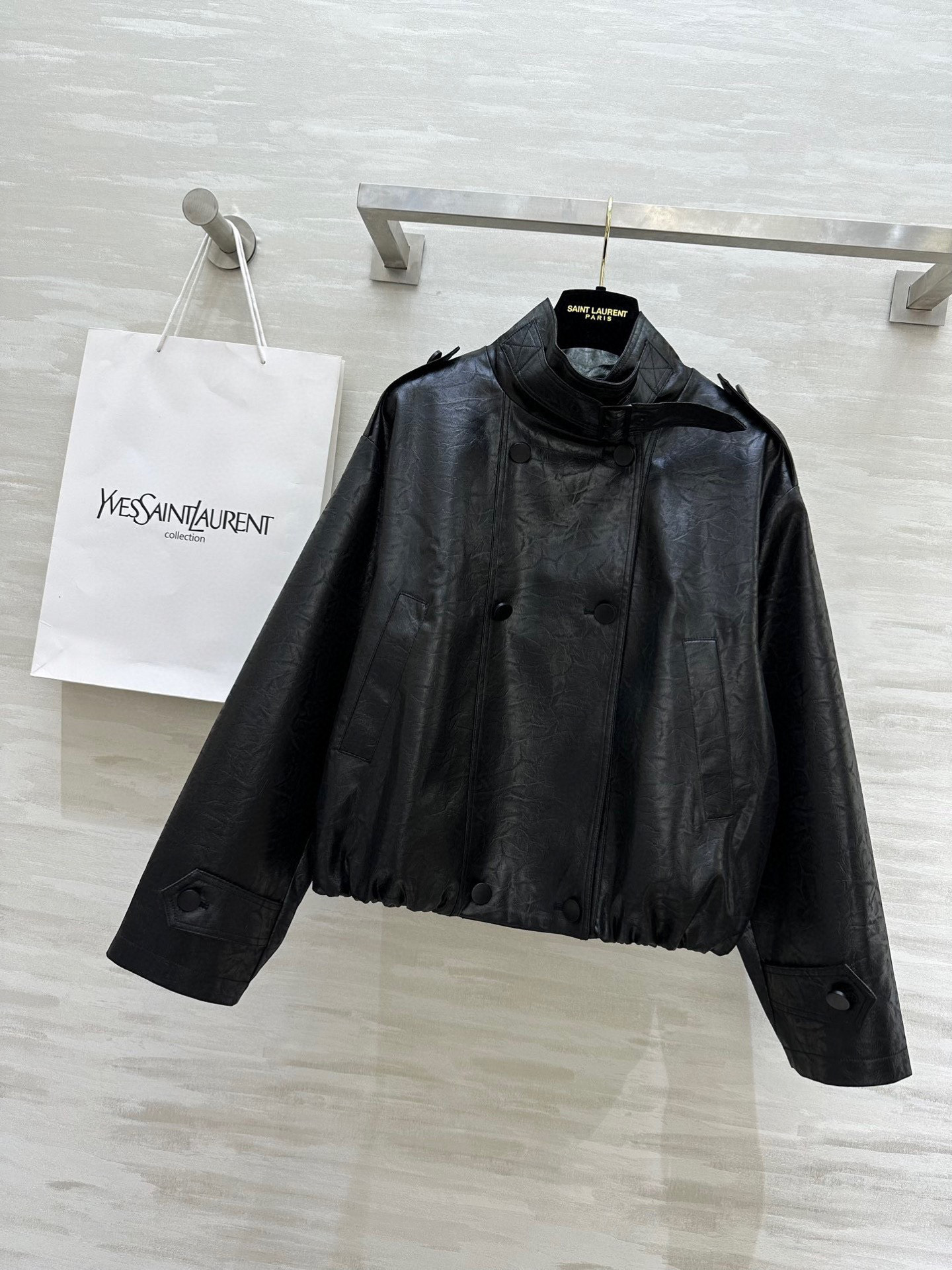 NO:476403,#ysl autumn and winter new environmentally friendly leather pleated short windbreaker O-shaped style cool and neat upper body, huge and fashionable style, high-quality customization, spot first-time sizeS/M/L (M size shoulder width 48, bust 124, length 57),,saint laurent,alexander wang19860909#ysl秋冬新款环保皮褶皱短款风衣 O型版型上身酷飒利落 版型巨巨巨时髦洋气 高品质定制 现货首发sizeS/M/L（M码肩宽48,胸围124,衣长57）,,saint laurent,alexander wang,Women's clothing